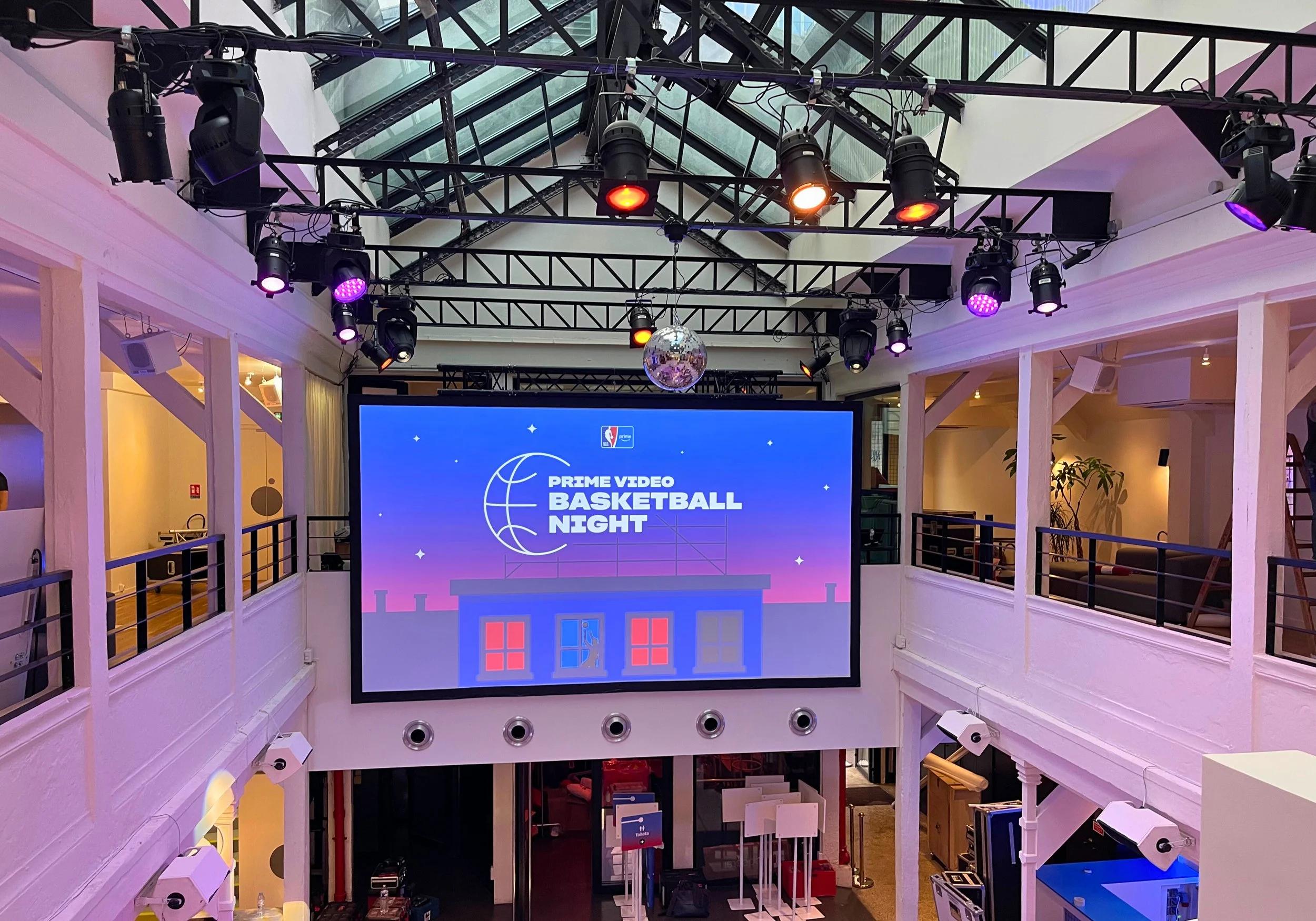 Vue intérieure d’Electric Paris avec sa grande verrière, sa mezzanine et son écran géant 5 x 3 mètres, idéal pour watch parties, projections, streaming et événements corporate au cœur de Paris.