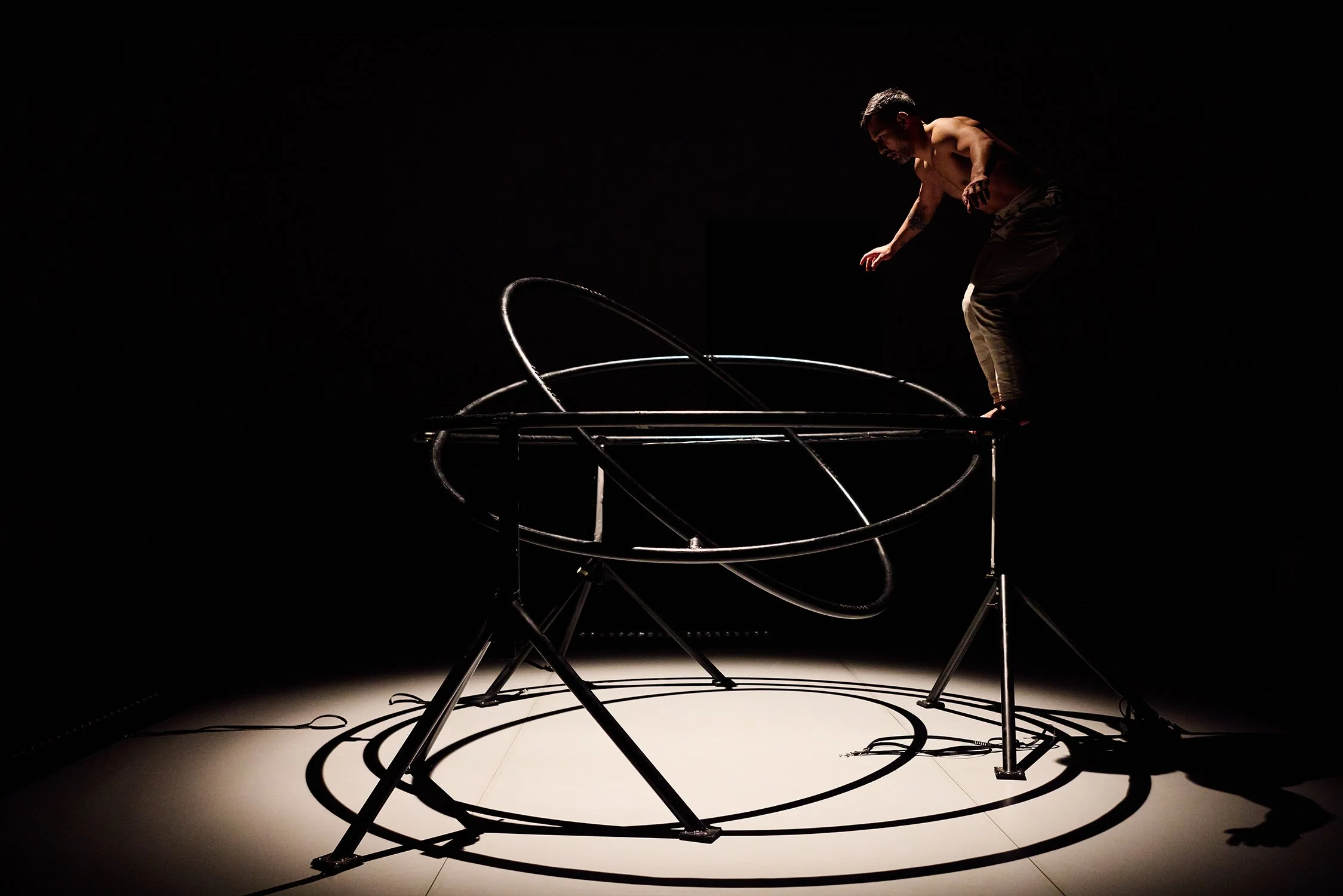 Man in kinetische installatie