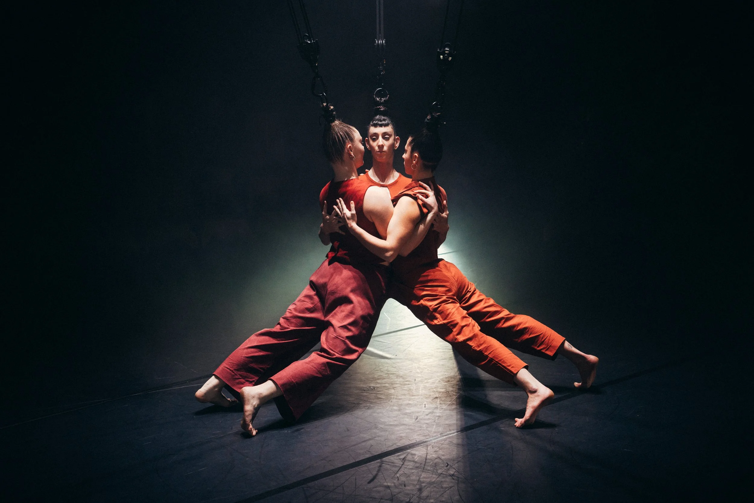 3 haarhangers in een omhelzing