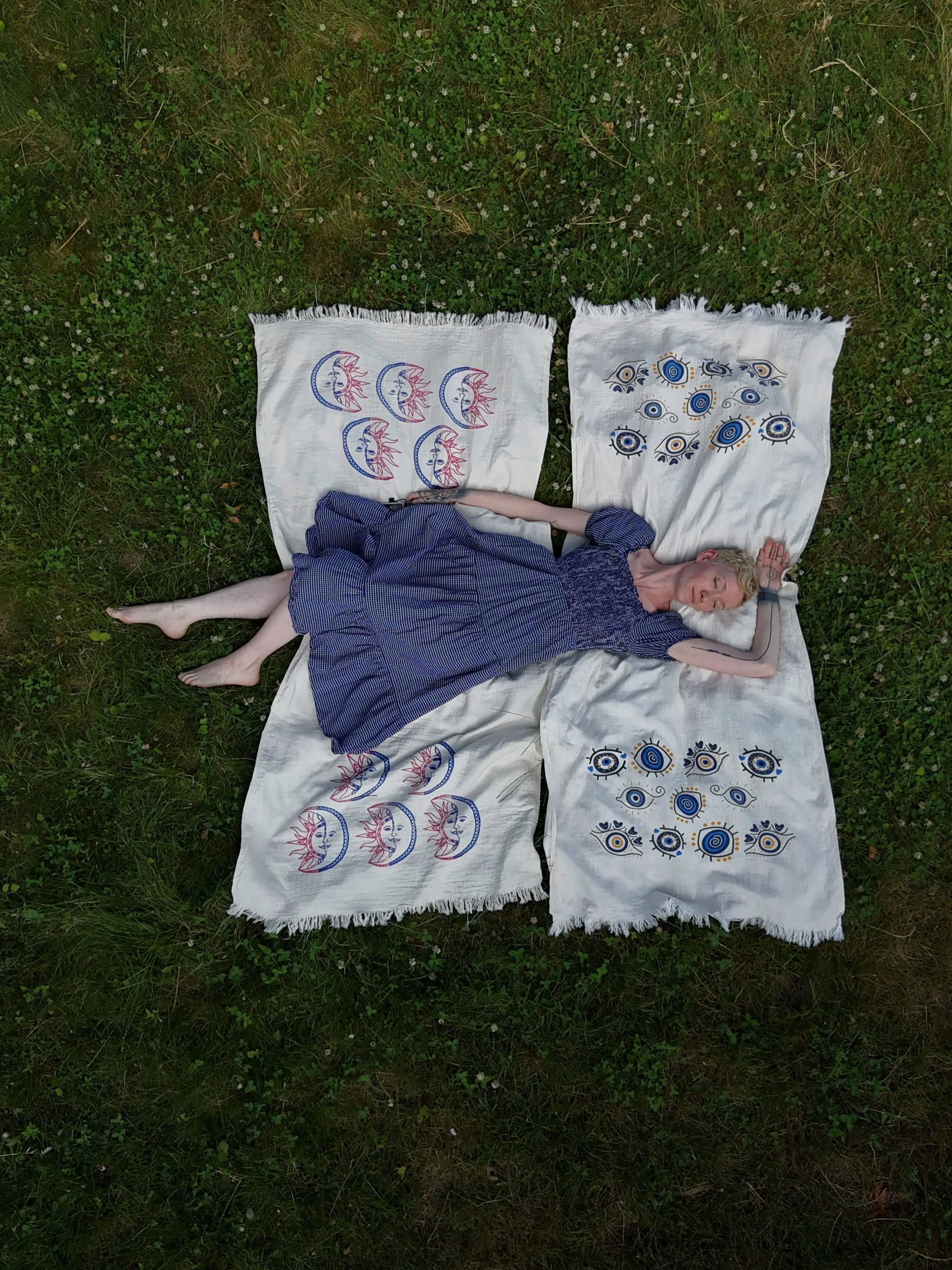 Savor the remaining days of Summer 🌞 with a block printed 100% cotton peshtemal towel. Made in Turkiye. 

Unlike standard thin peshtemals, our premium textiles are flat-woven to be lusciously thick while remaining incredibly soft to the touch. Each 