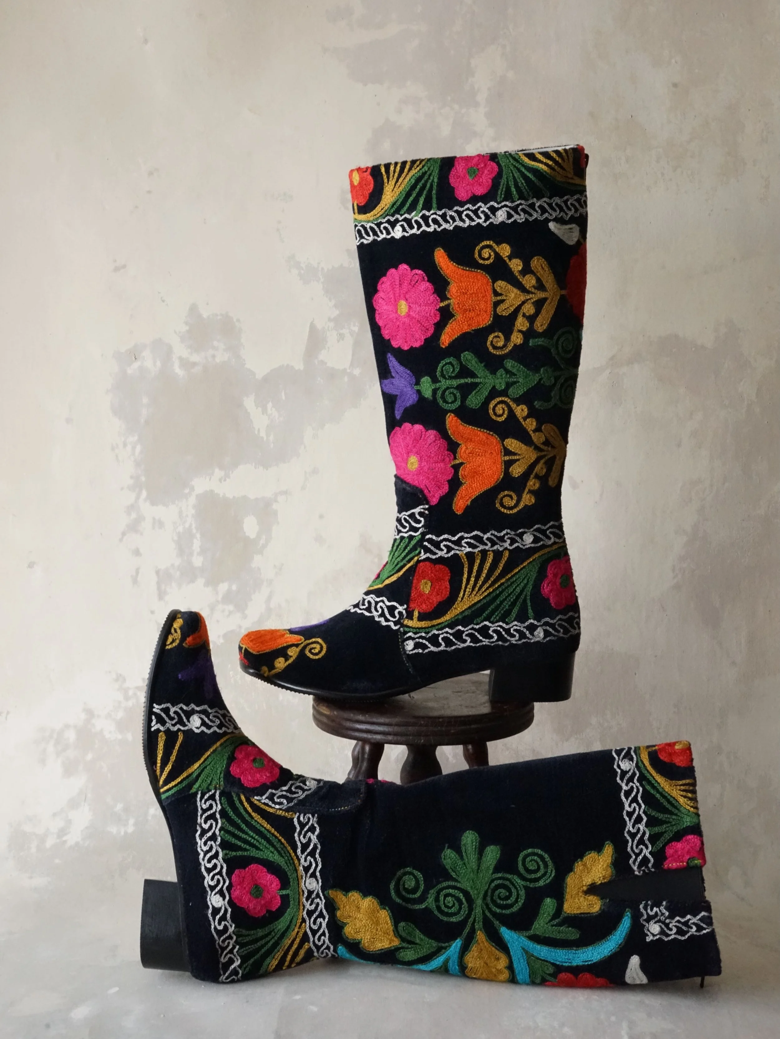 Click your heels three times to take yourself home to hand embroidered boots made from Uzbek Suzani, just in time for the Autumn season 🍂 

Follow the link in stories or bio to purchase 🌟

📷 @ashleyg.explores 

#suzaniboots #silkroadstyle #floralb