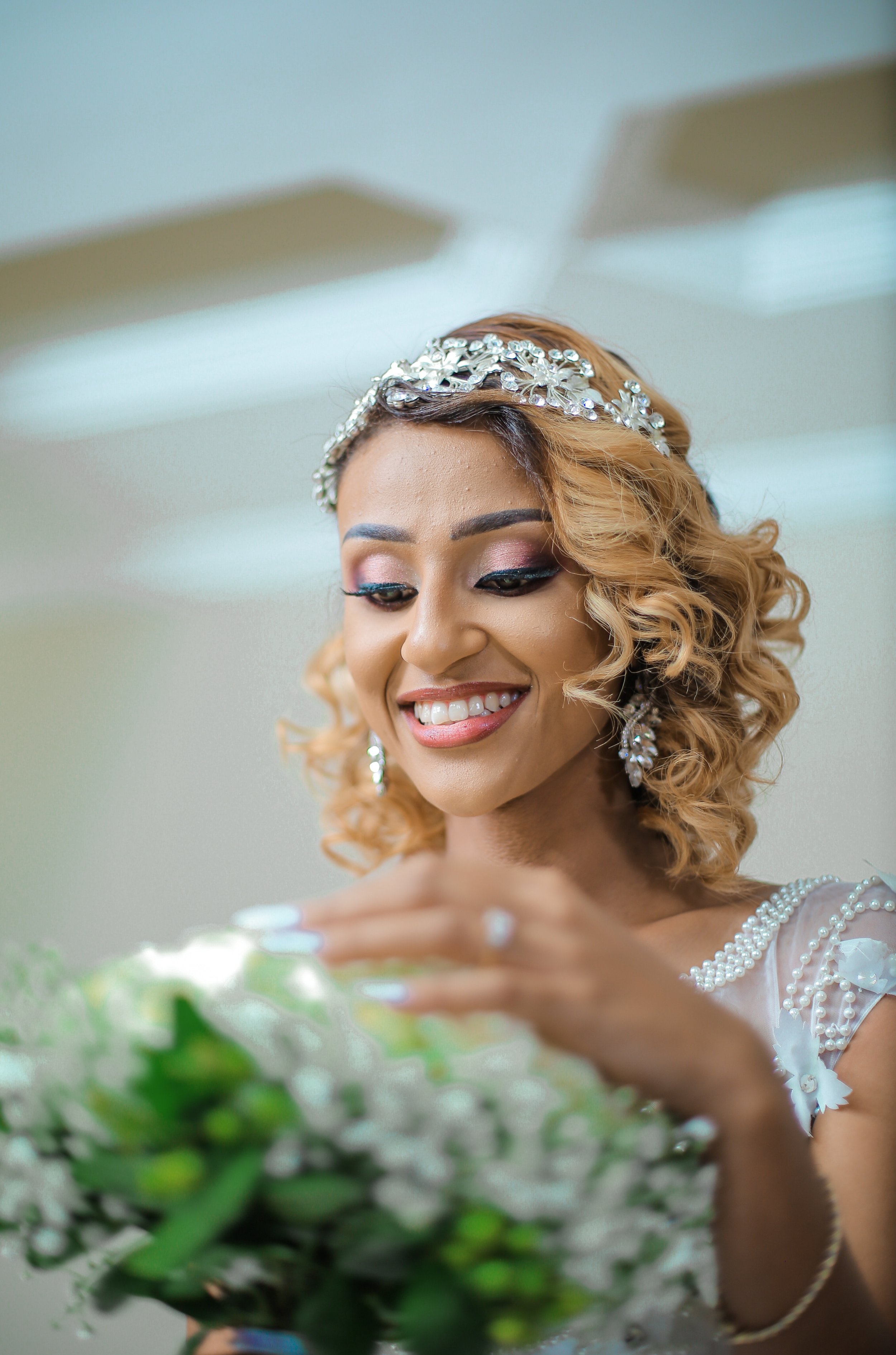 rang_bhusha_ - Engagement bride get redy for her ring ceremony with settel  makeup dolling up and hairstyle with original flower bun with traditional  saree Makup artist @rang_bhusha_ Hairstylist @vanita2054 /  @makeover_by_vanita Message