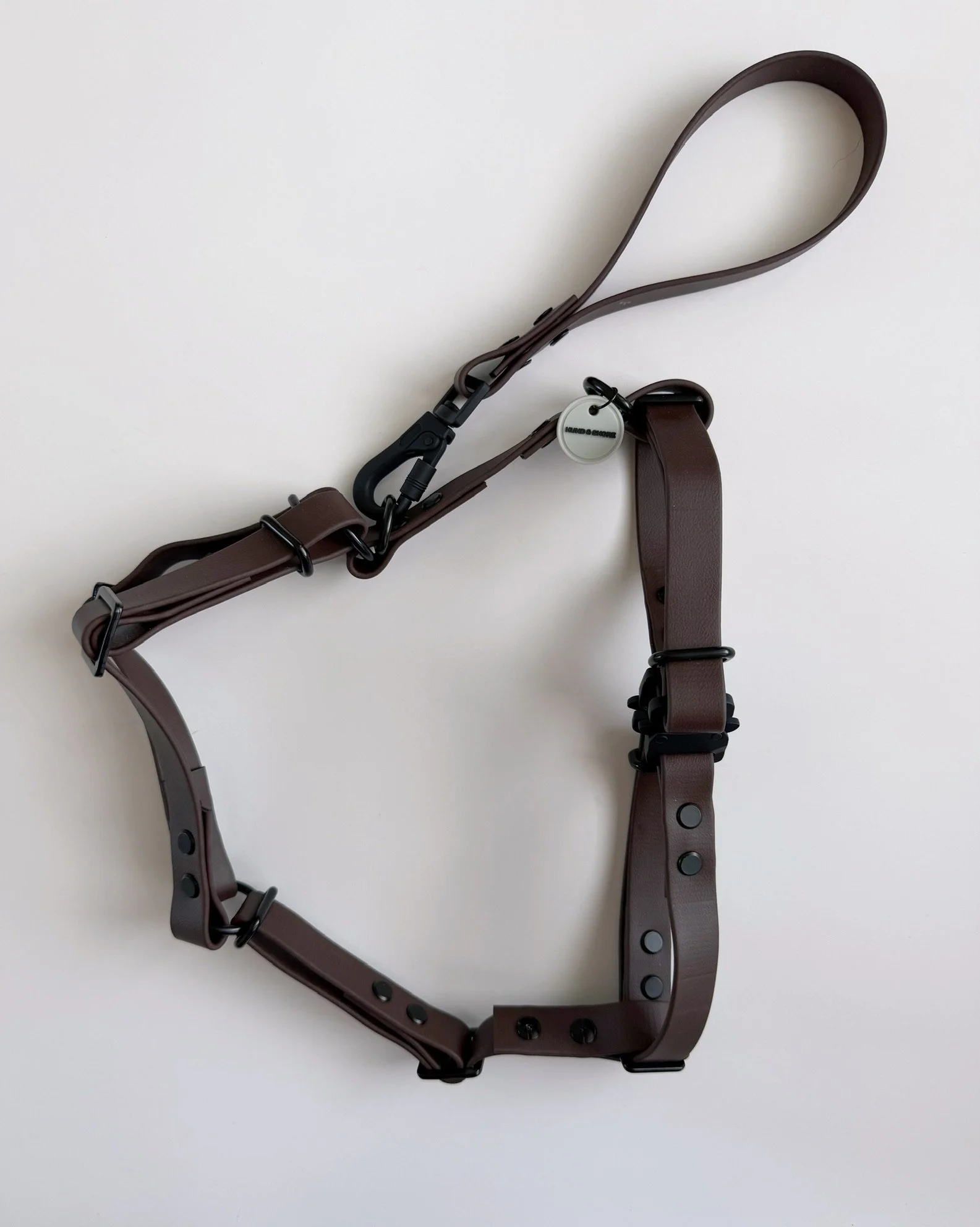 Detachable traffic control leash included with the Hund Barrel no-pull dog harness by Hund and Shore Ottawa Canada