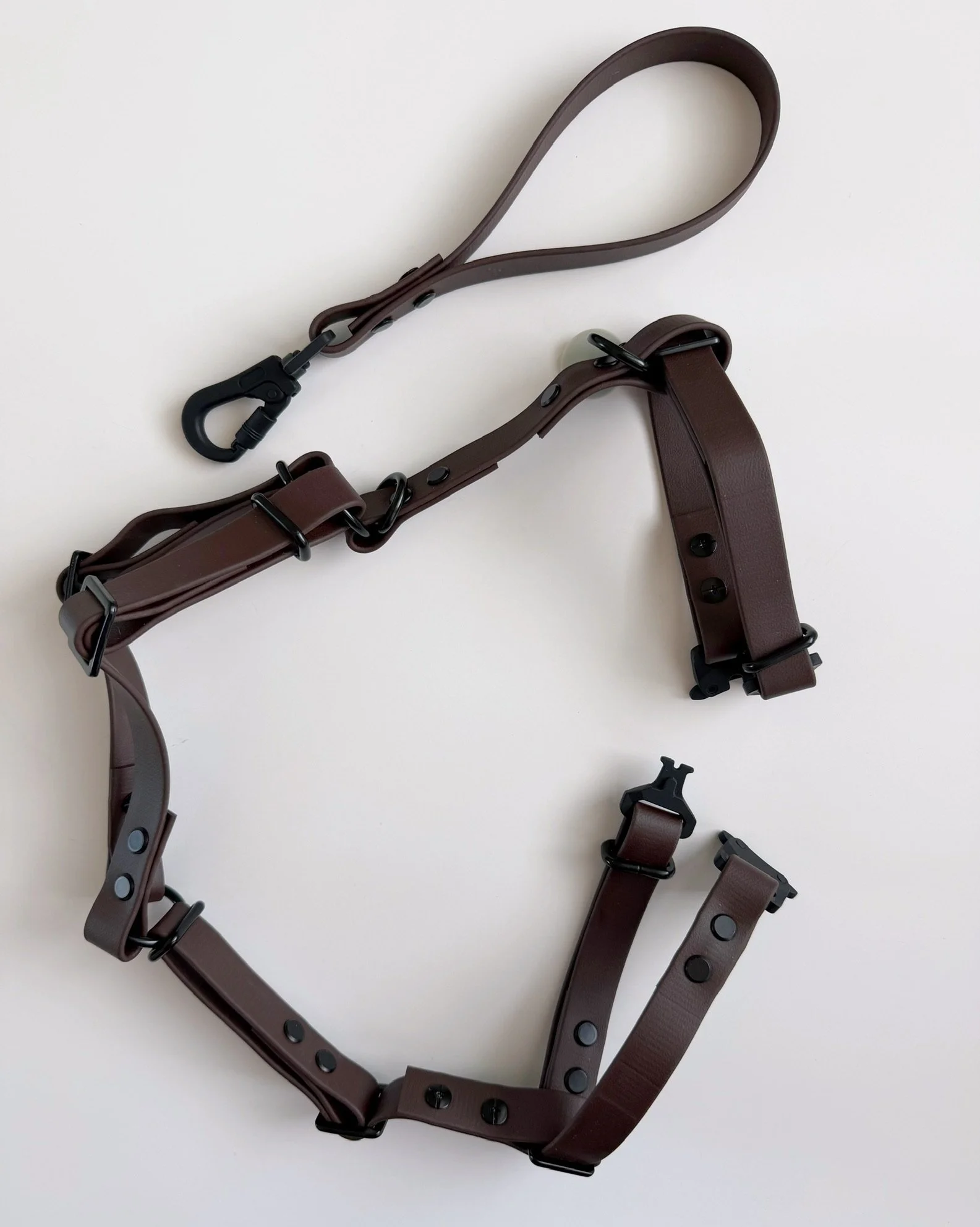 Metal quick release buckle detail on the Hund Barrel waterproof Biothane dog harness by Hund and Shore