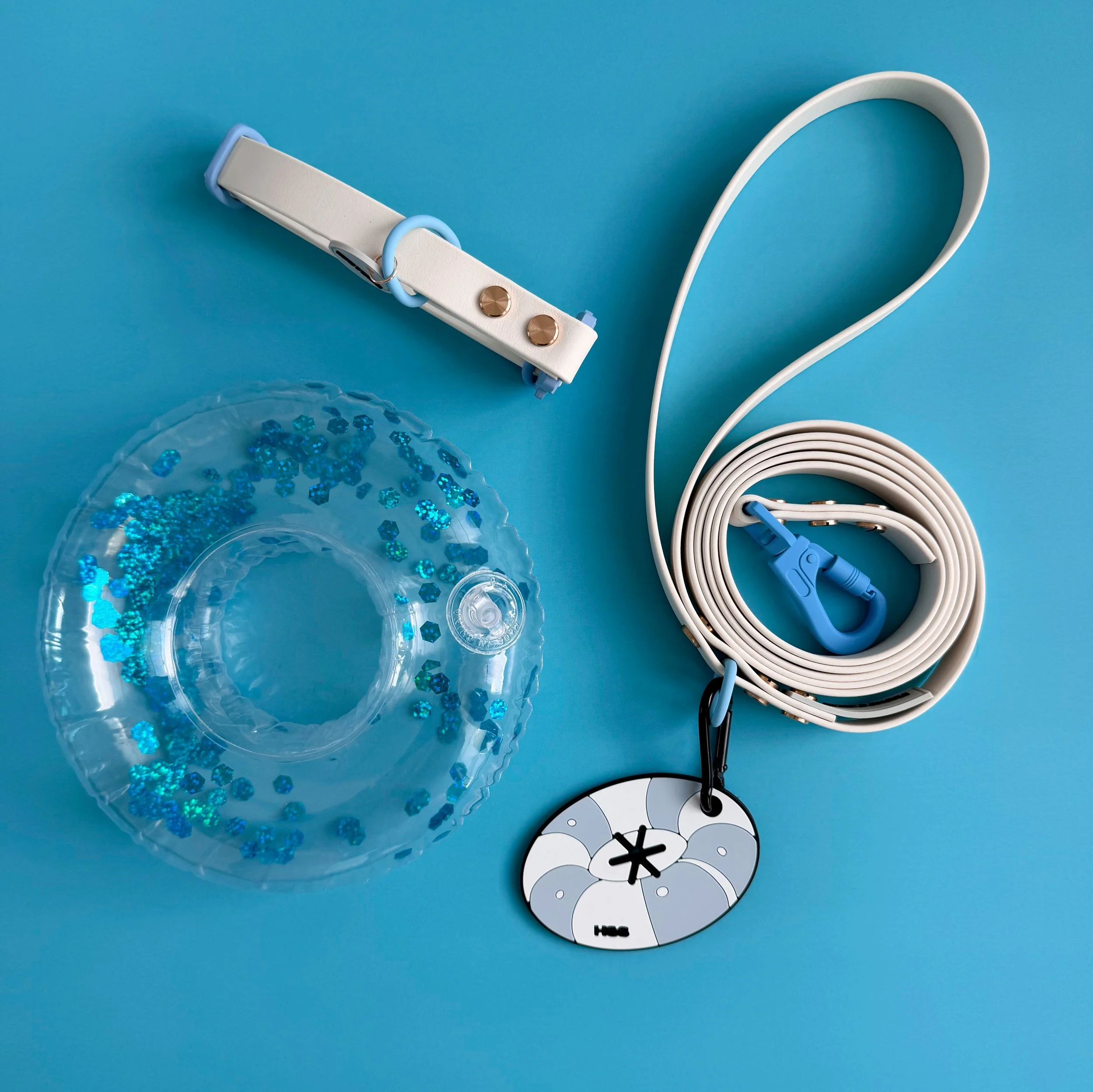 Salty Dog waterproof biothane dog collar and leash set white and periwinkle blue Beach Club Collection Hund and Shore