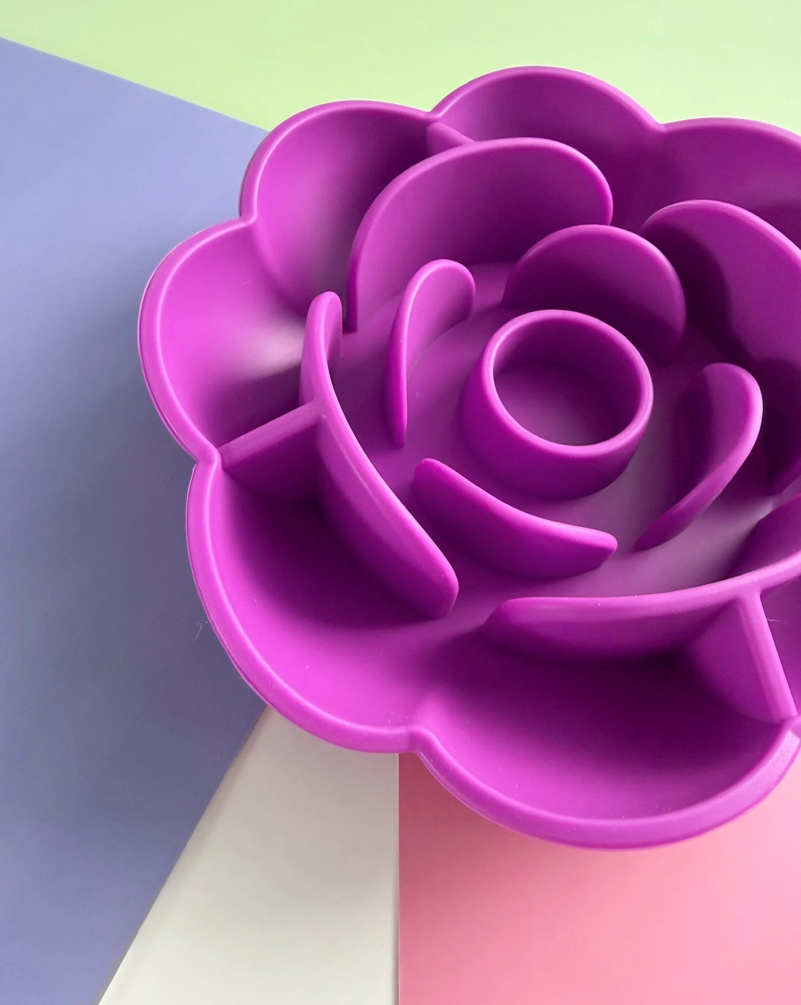 Flower enrichment bowl for dogs