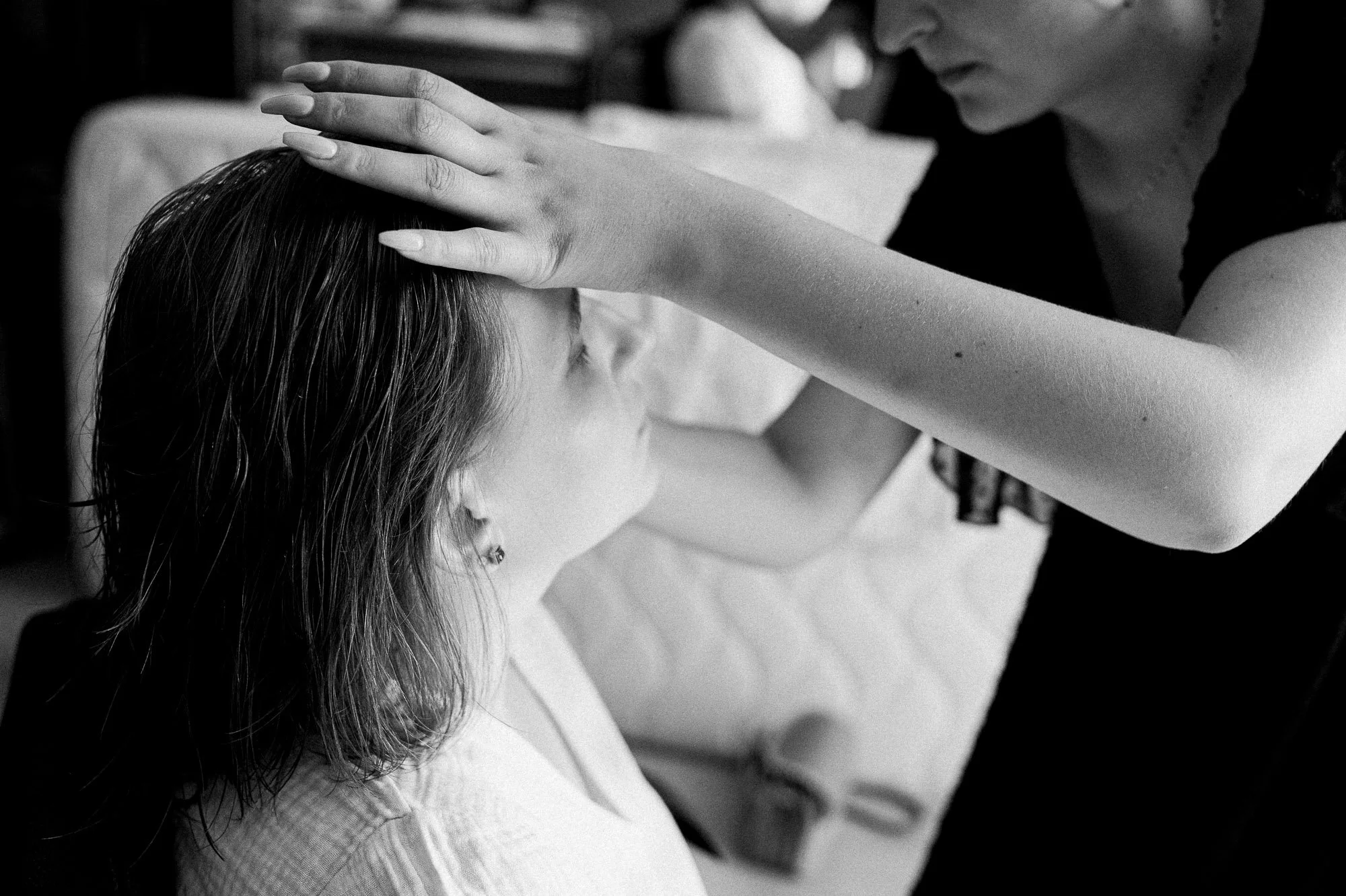Femme recevant un massage, vue partielle en noir et blanc.