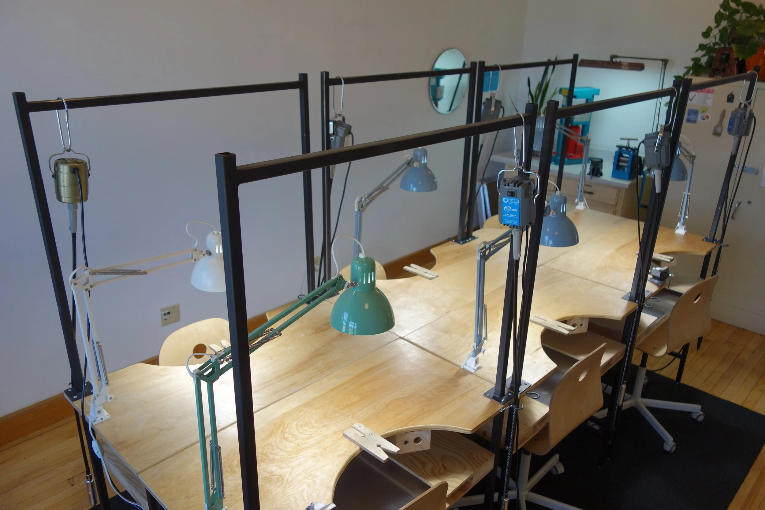 6 Shared studio benches 