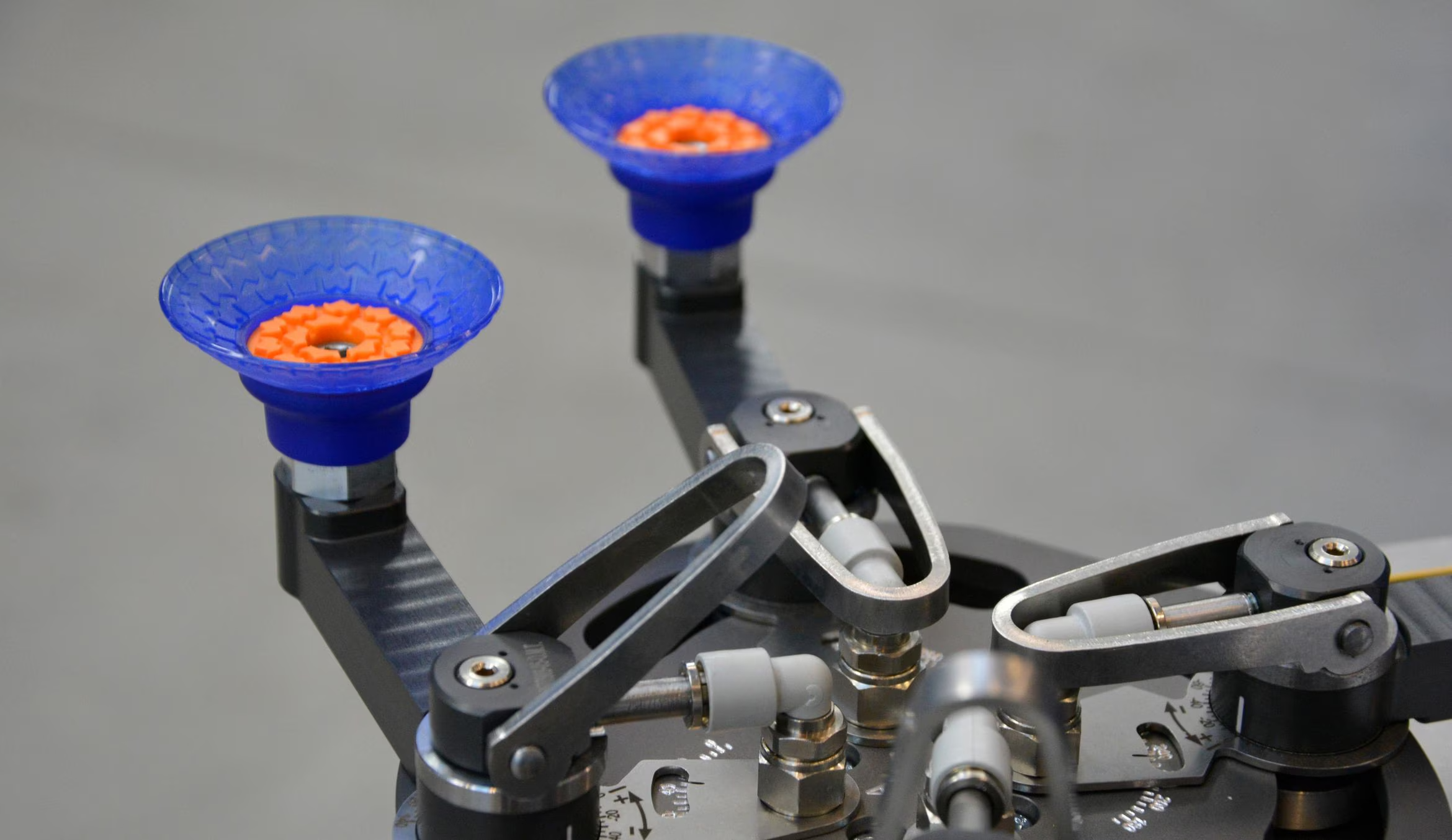 Thanks to its 180 degree rotation unit, it also saves valuable cycle time when bending boxes.