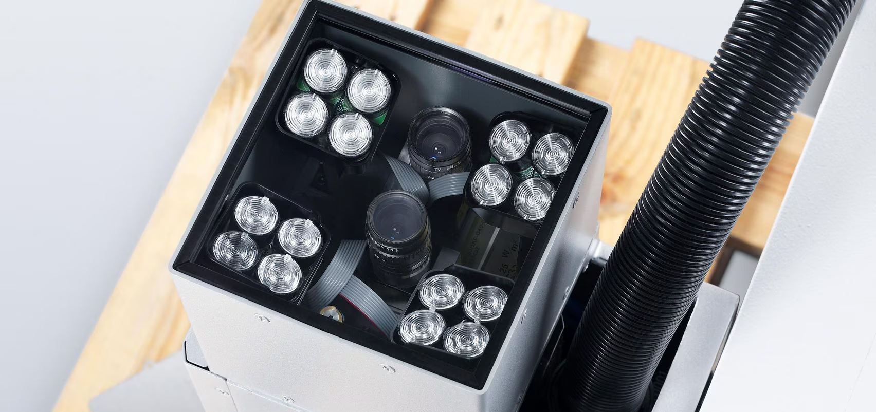 Sheet sensors detect the precise position of the components so that they are precisely recorded.