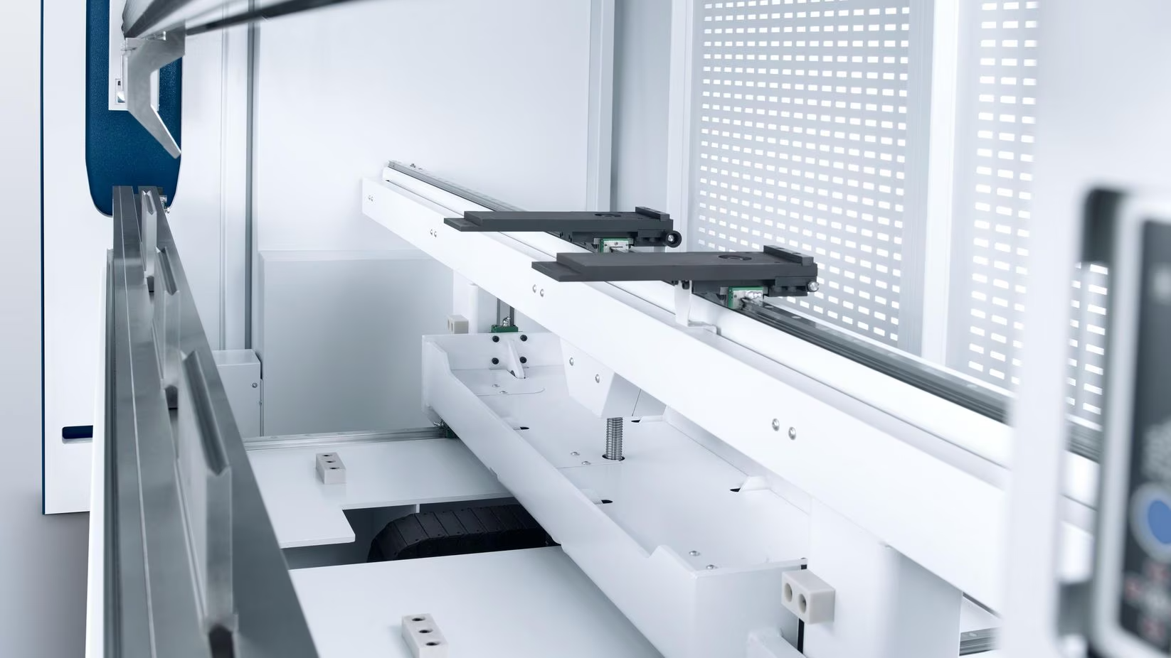 The 5-axis backgauge offers a high degree of bending flexibility through angled bends.