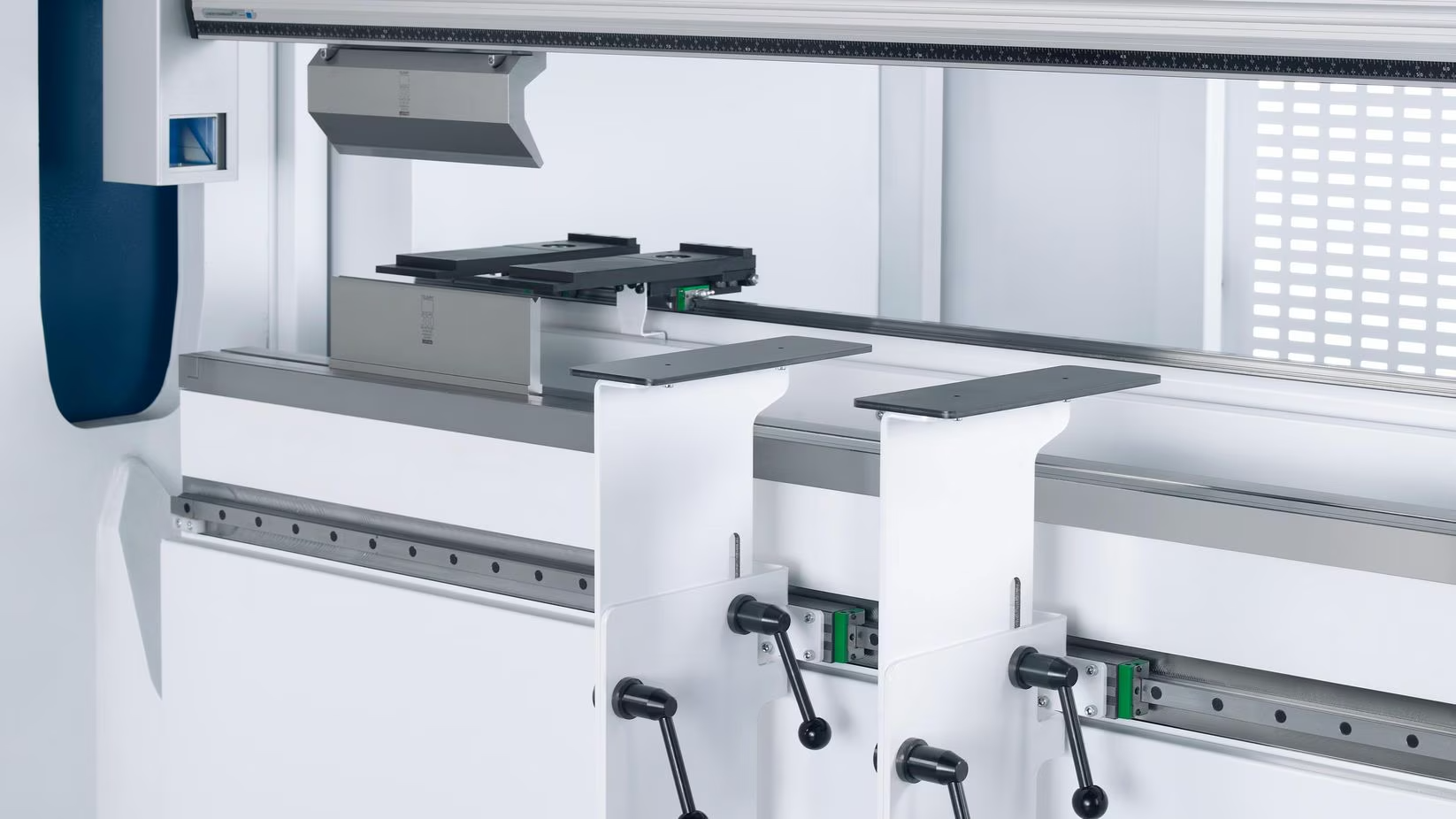 Support brackets with variable height adjustment make component handling easier.