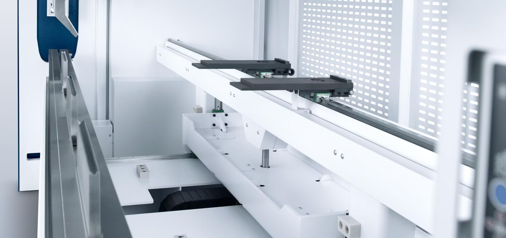 The backgauge guarantees the correction positioning of the sheet and ensures the exact side length in the process.
