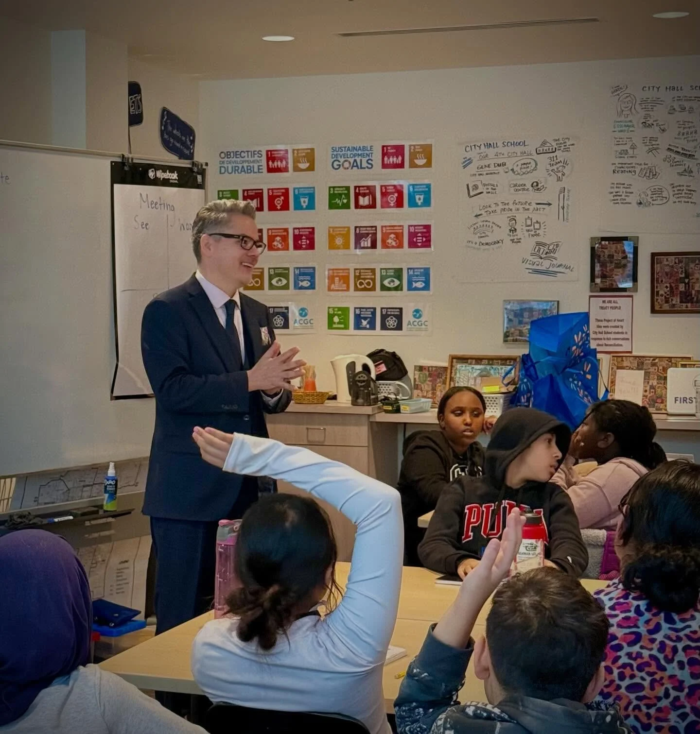 Thank you to the wonderful grade 6 student from @sorayahafezschool for visiting City Hall today and for all your fantastic questions. 

I loved your energy, your curiosity and your community spirit.