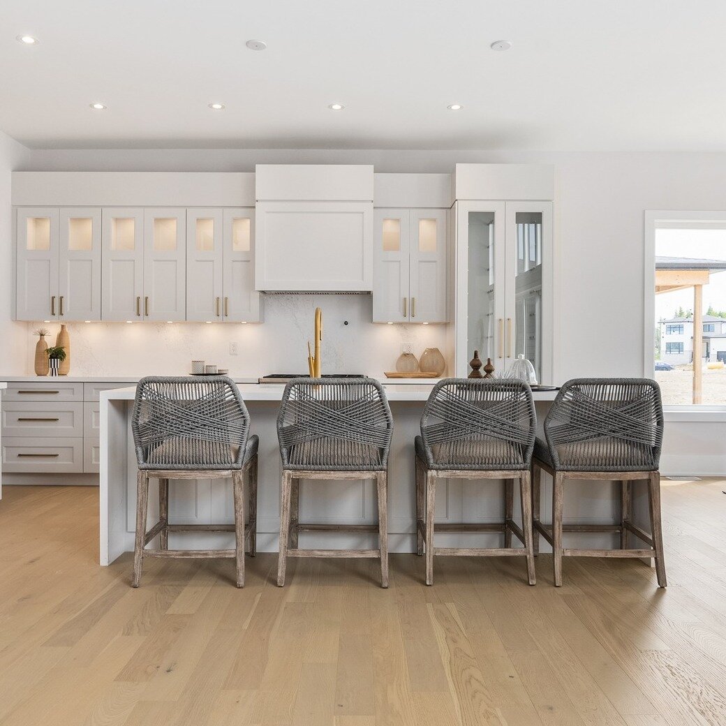 White is a classic colour that always will be in style and it will make your kitchen last for a long time: Minimalist &middot; Neutral &middot; Beautiful &middot; Glamorous 

Architecture: @stampandhammer
Builder: @calibrex_group
____________________