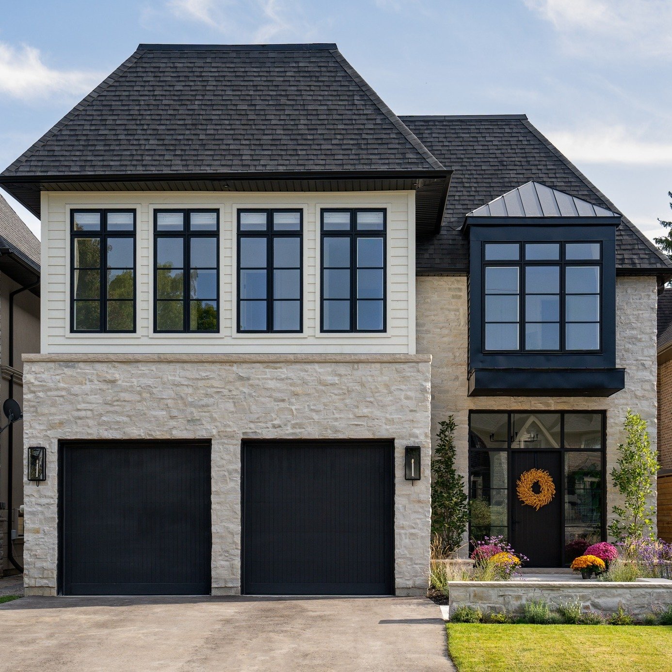 Spring is in the air and this custom home is looking great in the sunshine. 

Architecture: @stampandhammer
Photography: @danmolinastudio
_______________________________
#stampandhammer #luxuryhomes #luxuryhome #luxuryhomedesign #customhomes #customh