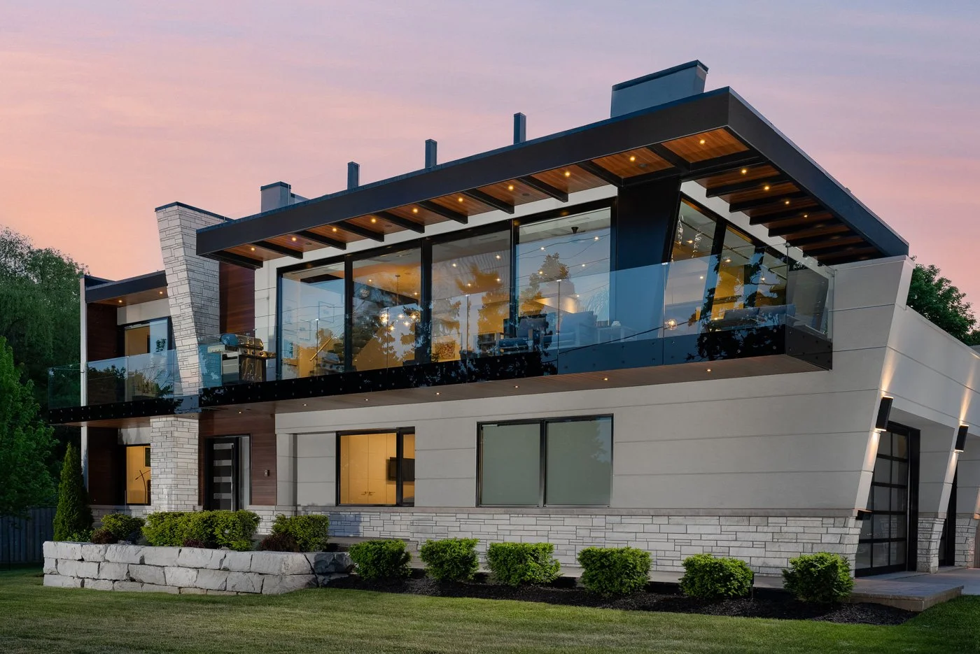 Front of the house view at sunset of the Meadow Wood residential architectural project in Mississauga, Ontario