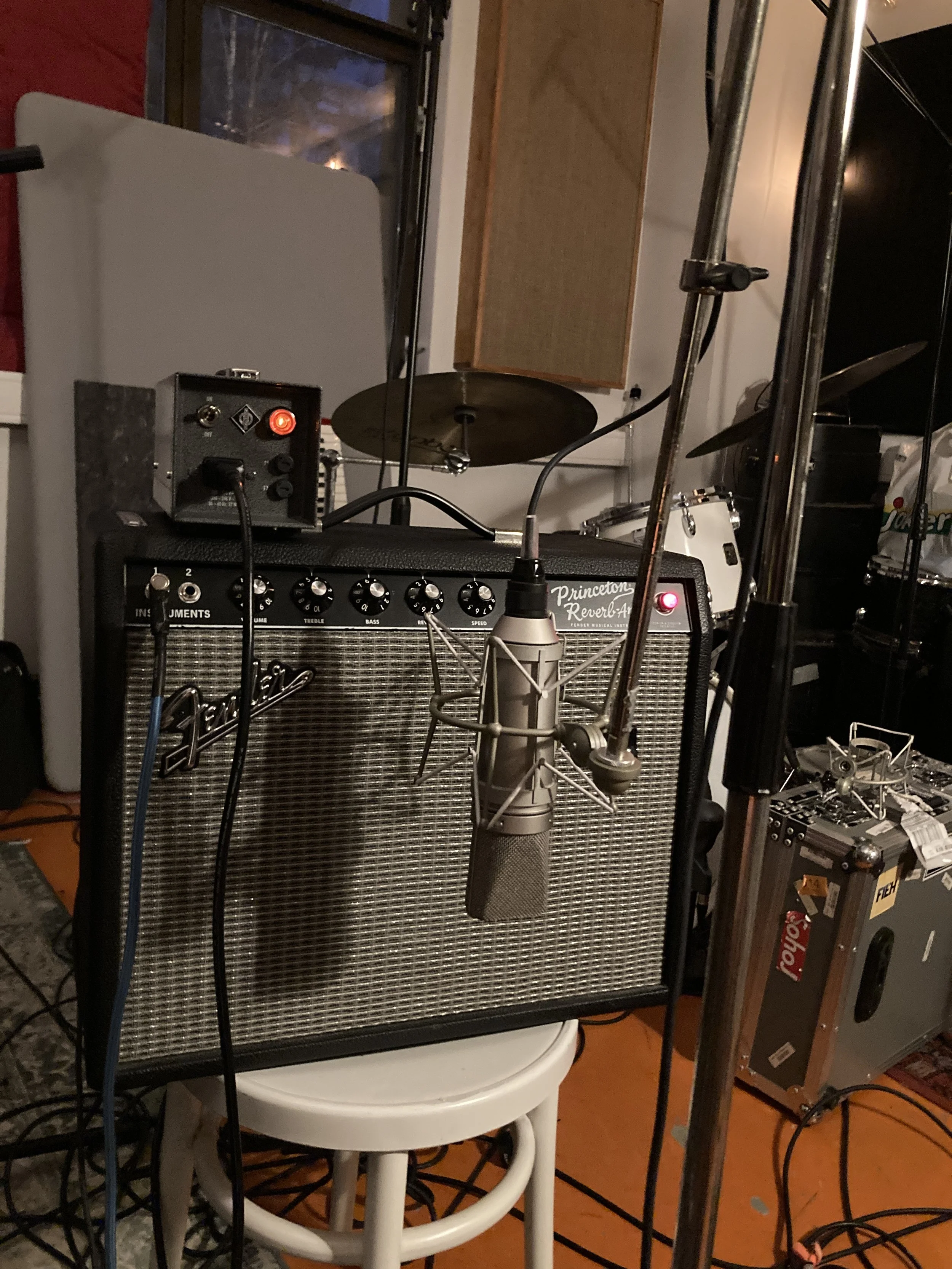 Innspillingsstudio med mikrofon, gitarforsterker og snare tromme i bakgrunnen.