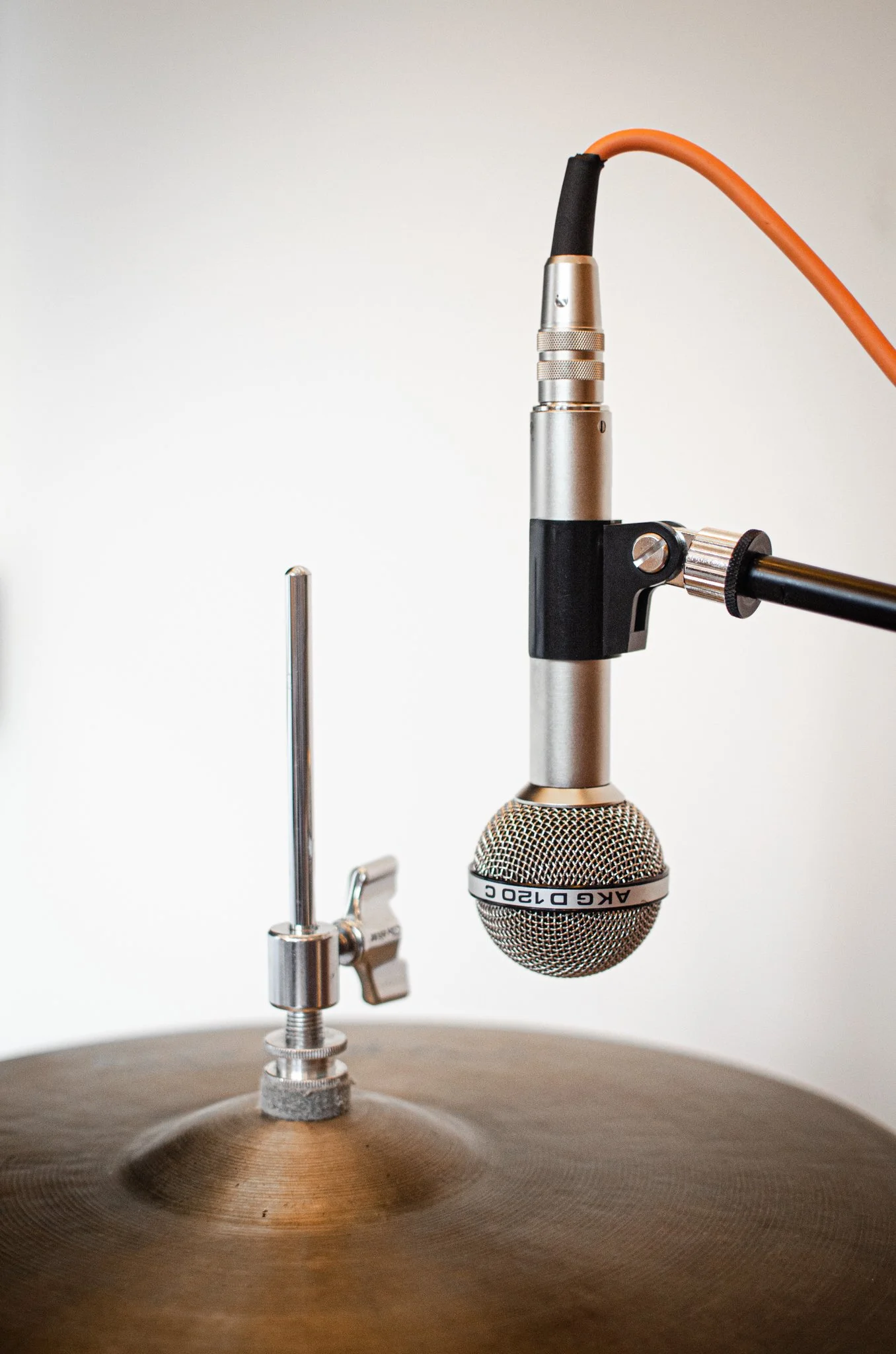 Mikrofon og cymbal på en trommesett, brukt til innspilling eller lydopptak.