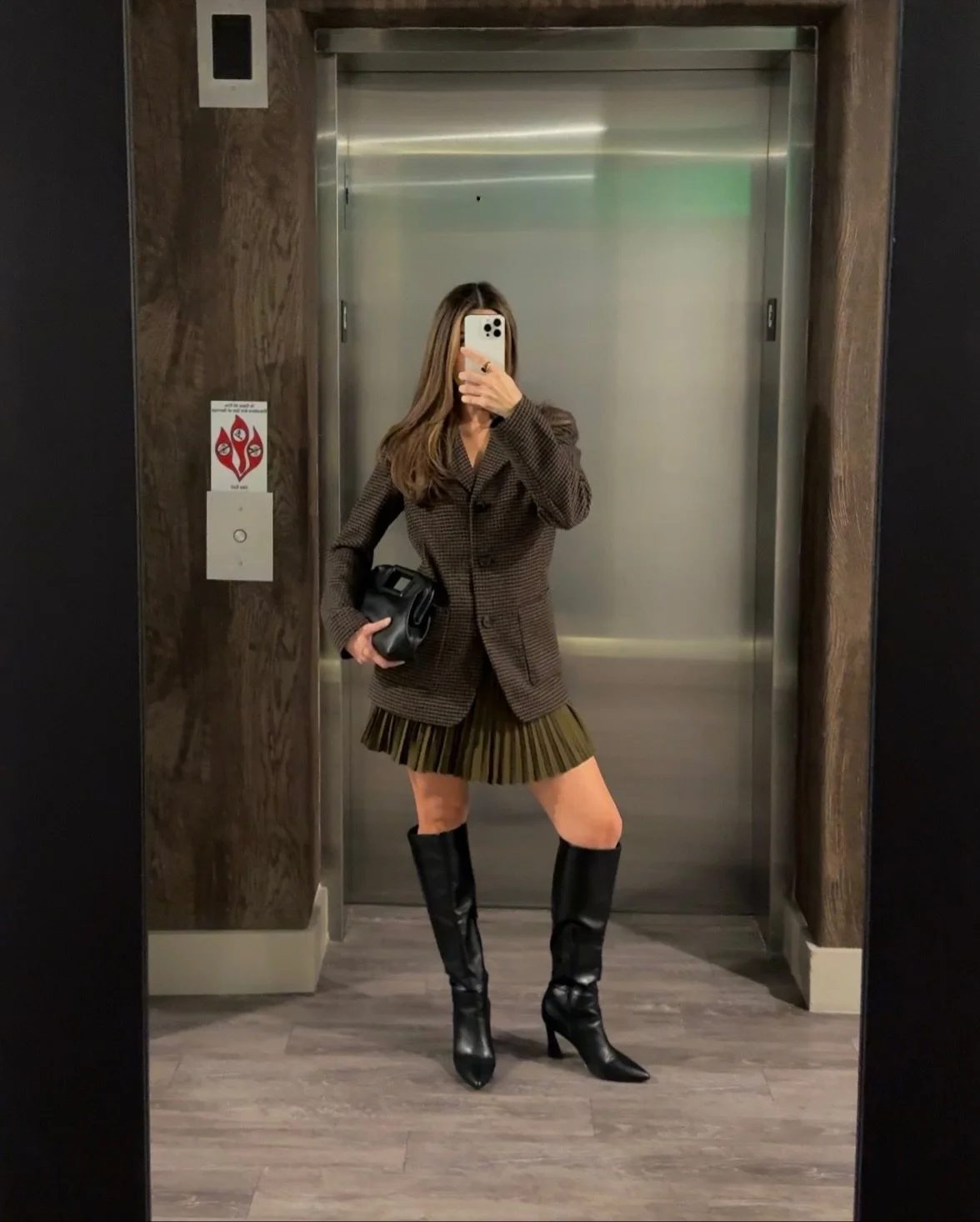 1 or 2? Styling this wool houndstooth blazer from @hm 🤎

From day to night, this gorgeous wool double-breasted blazer is truly a must-have. It&rsquo;s such a versatile wardrobe essential. You can easily dress it up or down and still look classy, chi