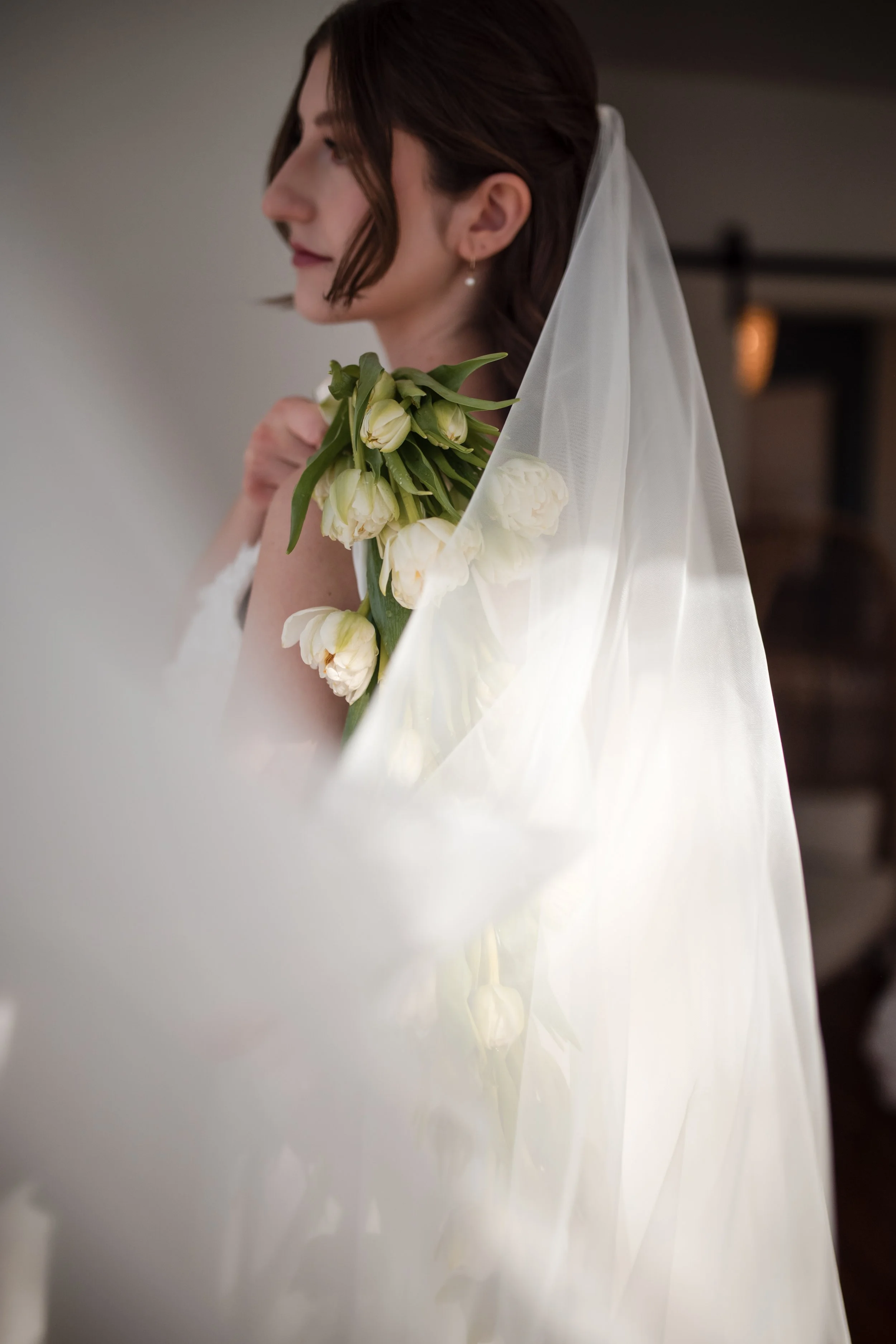 Ottawa makeup artist doing makeup on a bride