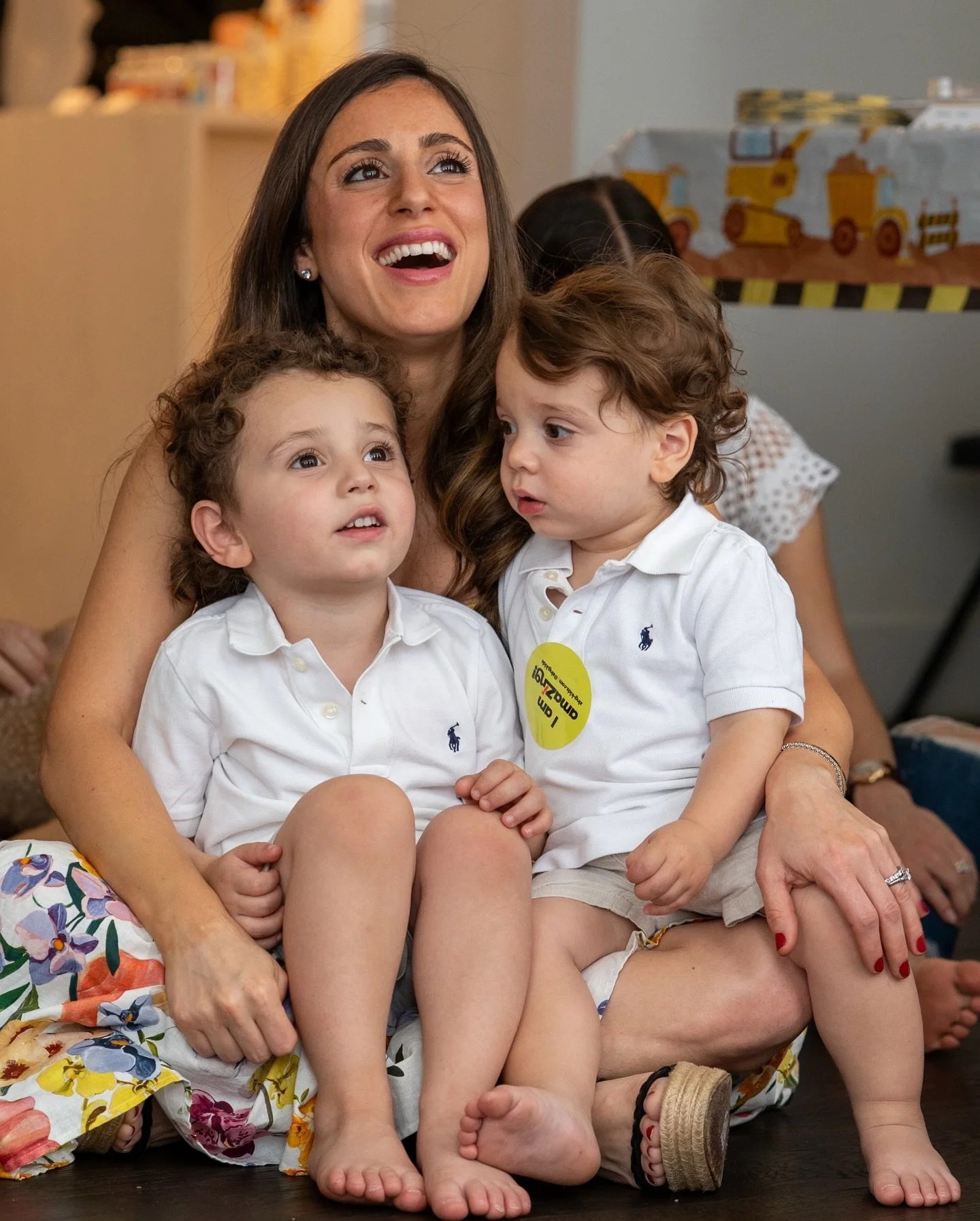 Two little builders, two big wishes! 🏗️🎂 Benjy turned 2 and Teddy turned 4, and their construction-themed bash was packed with live magic, frosting-smeared kisses, and nonstop laughs.

Swipe for:
🕊️ a dove-drop surprise from the magician,
🎂 twin 