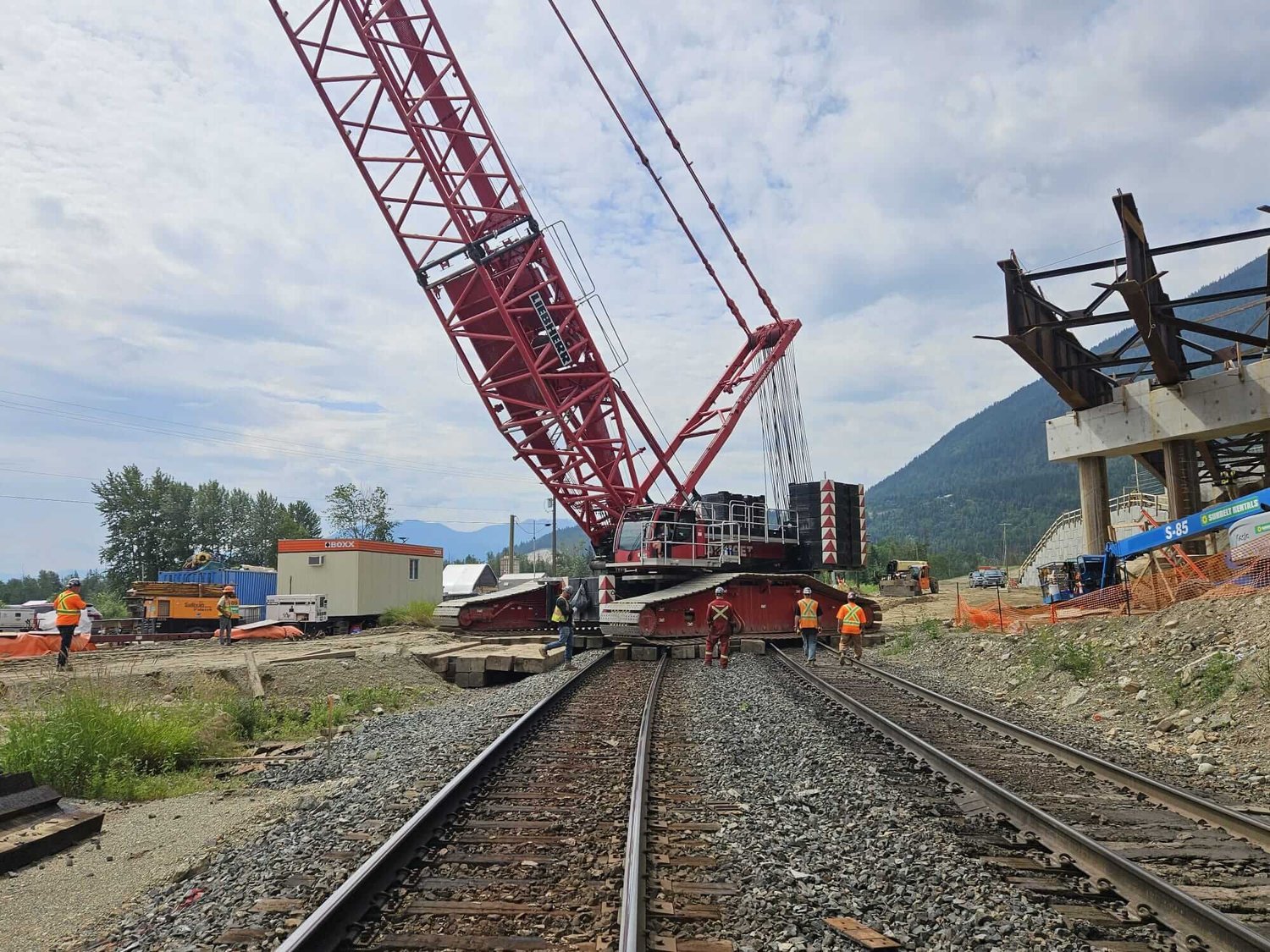 LR 1600-2 crawler crane on tracks at Tappen Overhead Bridges