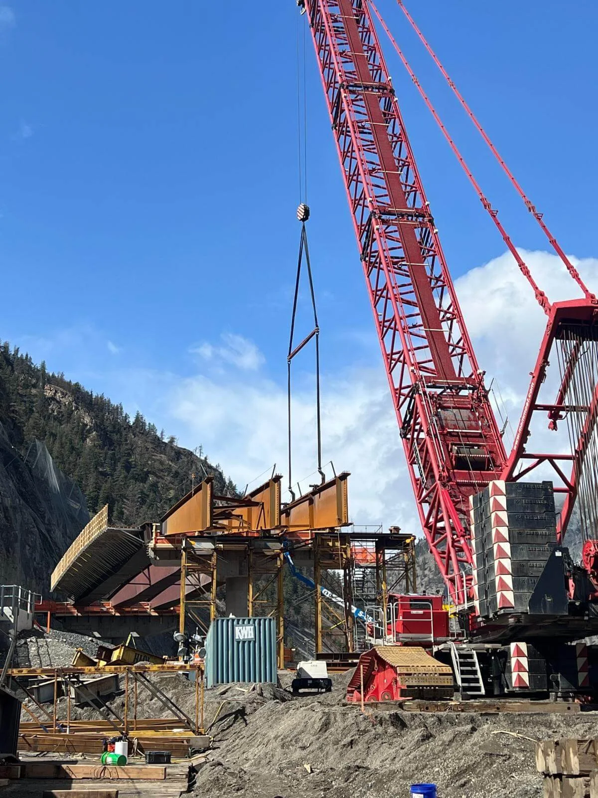 Tank Hill crane with three trapezoidal tub girders on falsework