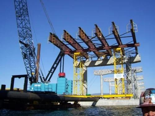 William R. Bennett Bridge — girder placement over Okanagan Lake