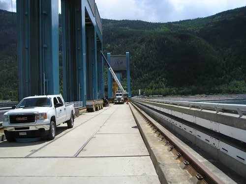 Keenleyside Dam — internal tower bracing work