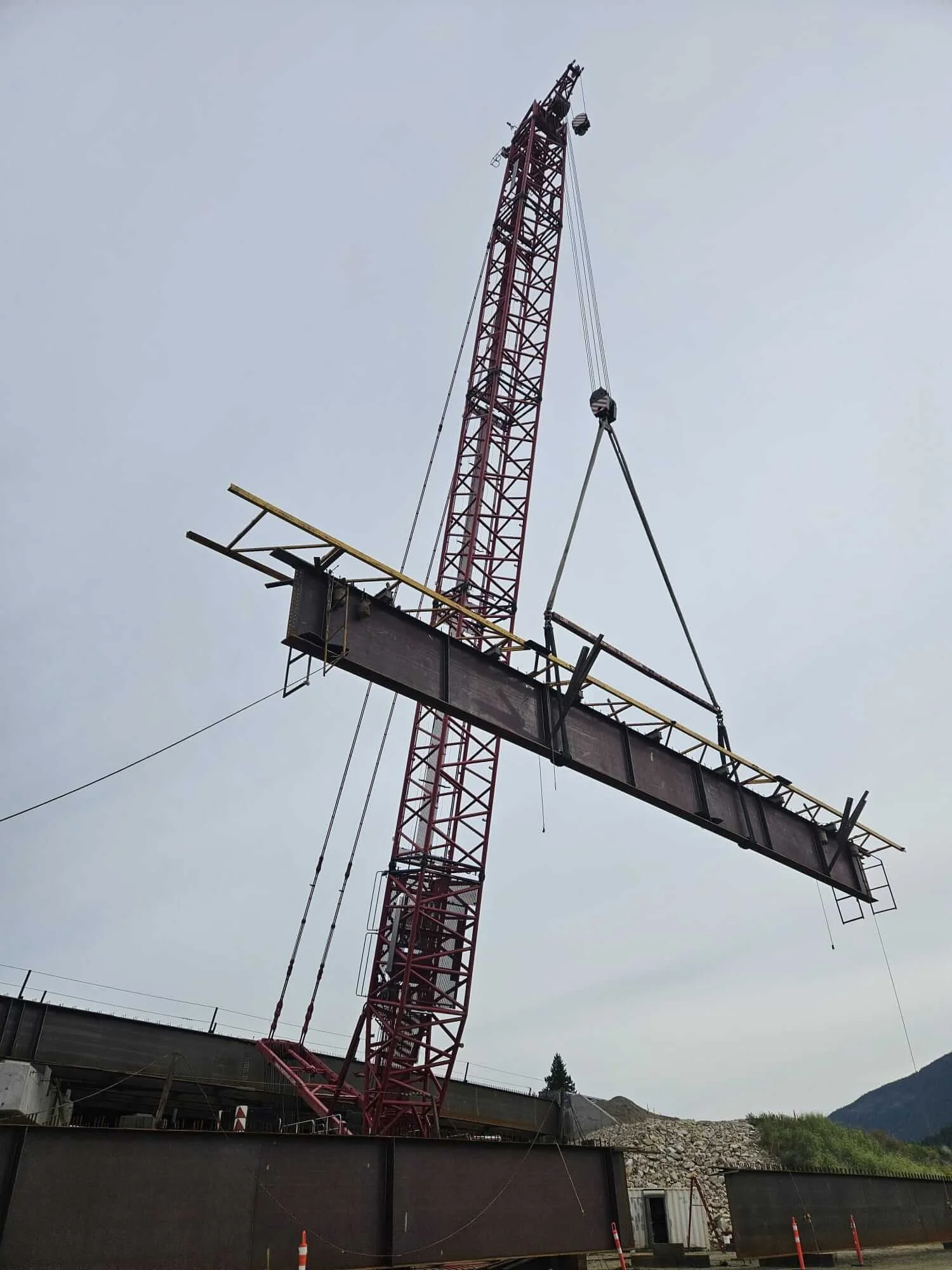 Tappen Overhead Bridges girder lift with crawler crane