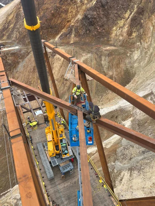 Polychrome Bridge — ironworkers on site