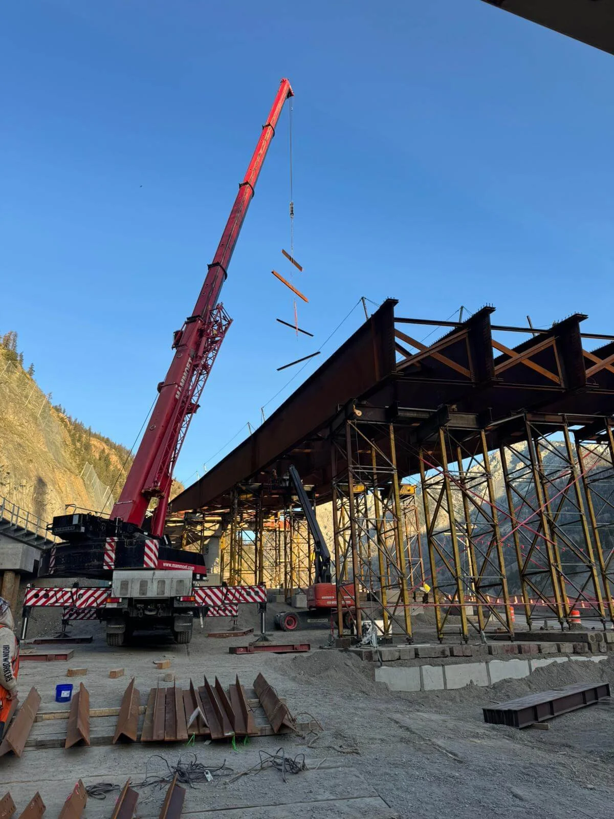 Tank Hill Liebherr LTM 1130 assist crane filling in girder sections