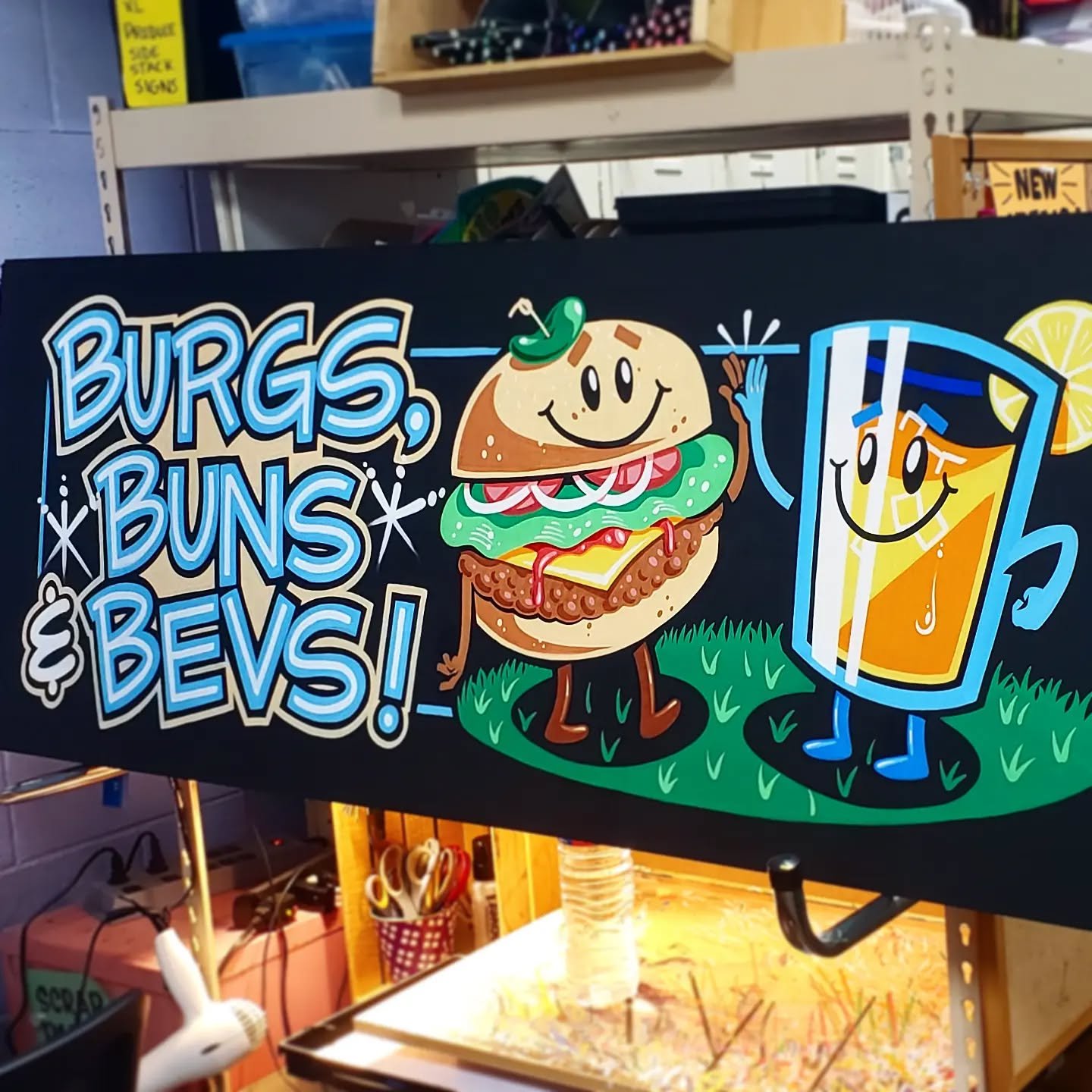 Burger Display
.
.
.
#art #artist #instaart #traderjoesart #traderjoessigns #muralart #signart #mural #signage #sign #signpainting #signpainter #lettering #illustration #drawing #painting #acrylic #posca #marker #traderjoes #burger #lemonade