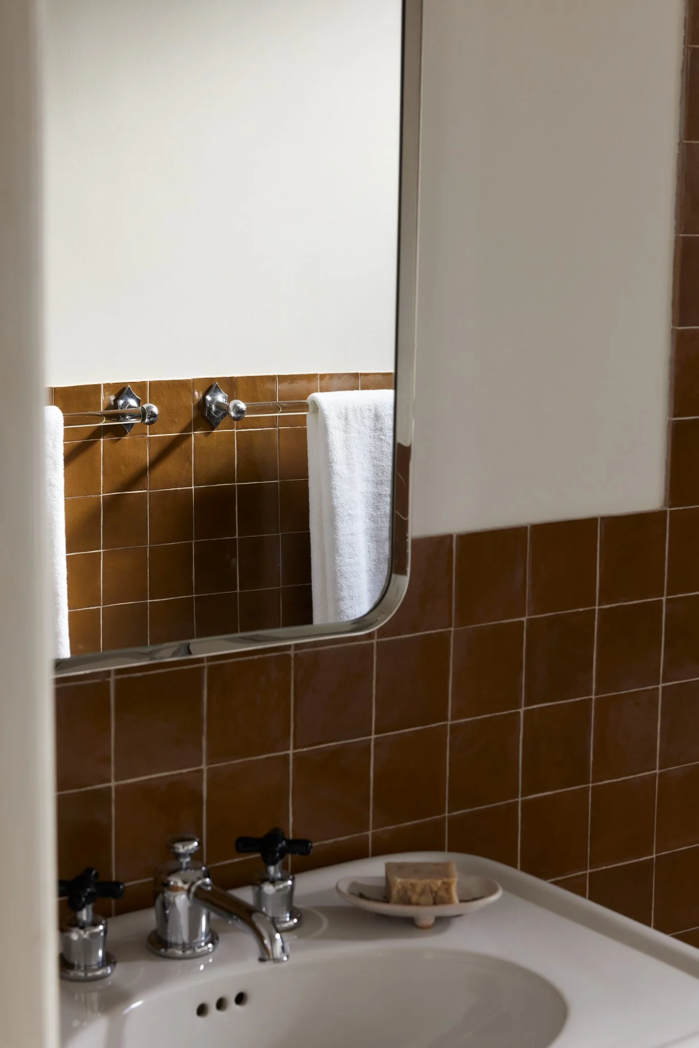 Art Deco accessories from Waldorf Astoria in bath design