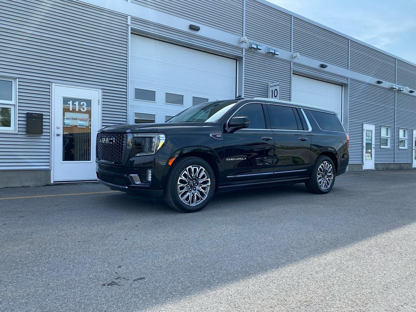 🌞 Shade and Style, All in One 🌞
Our GMC Denali stands tall with Ceramic Tints that provide both UV protection and a touch of cool. Even the windshield joins the style party! 😎 #AutoArtFilmsSolutions #CarLovers