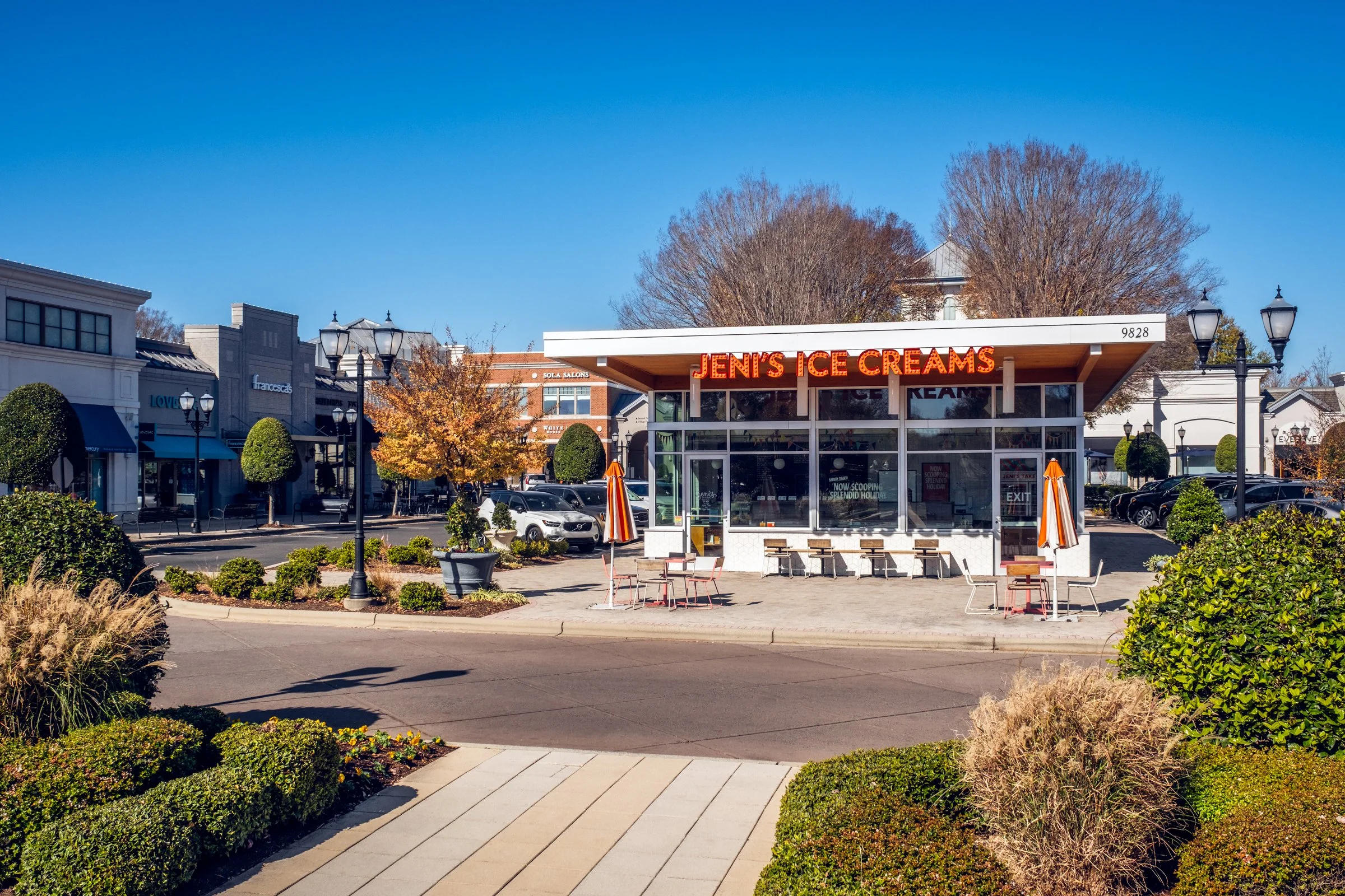 Jeni’s at Blakeney Town Center in Charlotte, North Carolina, designed by Cooper Carry, is a refined example of contemporary retail architecture that enhances both brand presence and pedestrian experience. This architectural photography series by Char