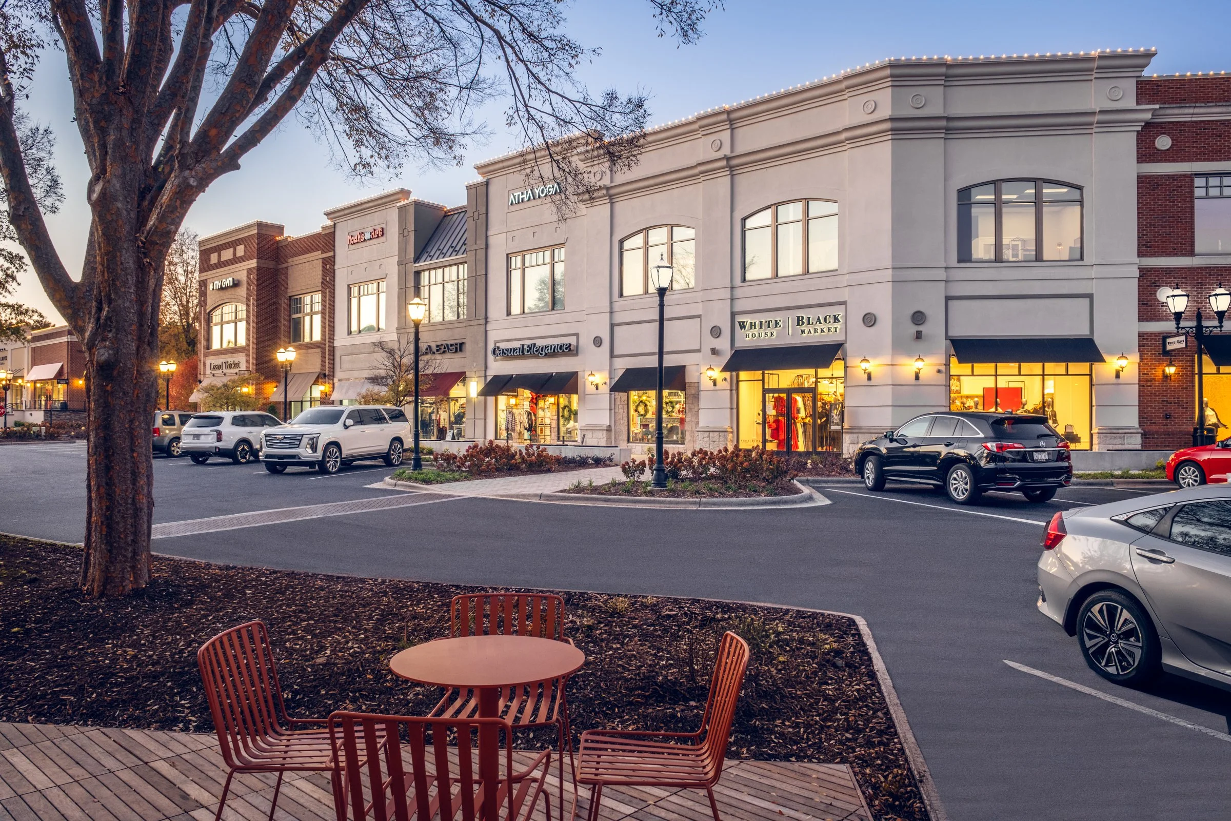 Jeni’s at Blakeney Town Center in Charlotte, North Carolina, designed by Cooper Carry, is a refined example of contemporary retail architecture that enhances both brand presence and pedestrian experience. This architectural photography series by Char