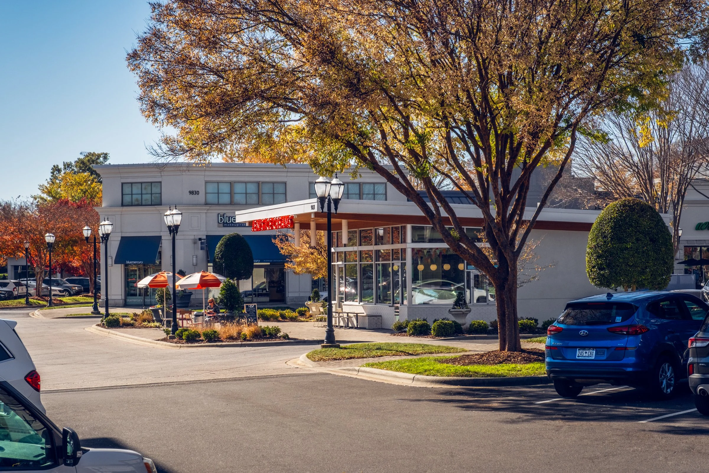 Jeni’s at Blakeney Town Center in Charlotte, North Carolina, designed by Cooper Carry, is a refined example of contemporary retail architecture that enhances both brand presence and pedestrian experience. This architectural photography series by Char