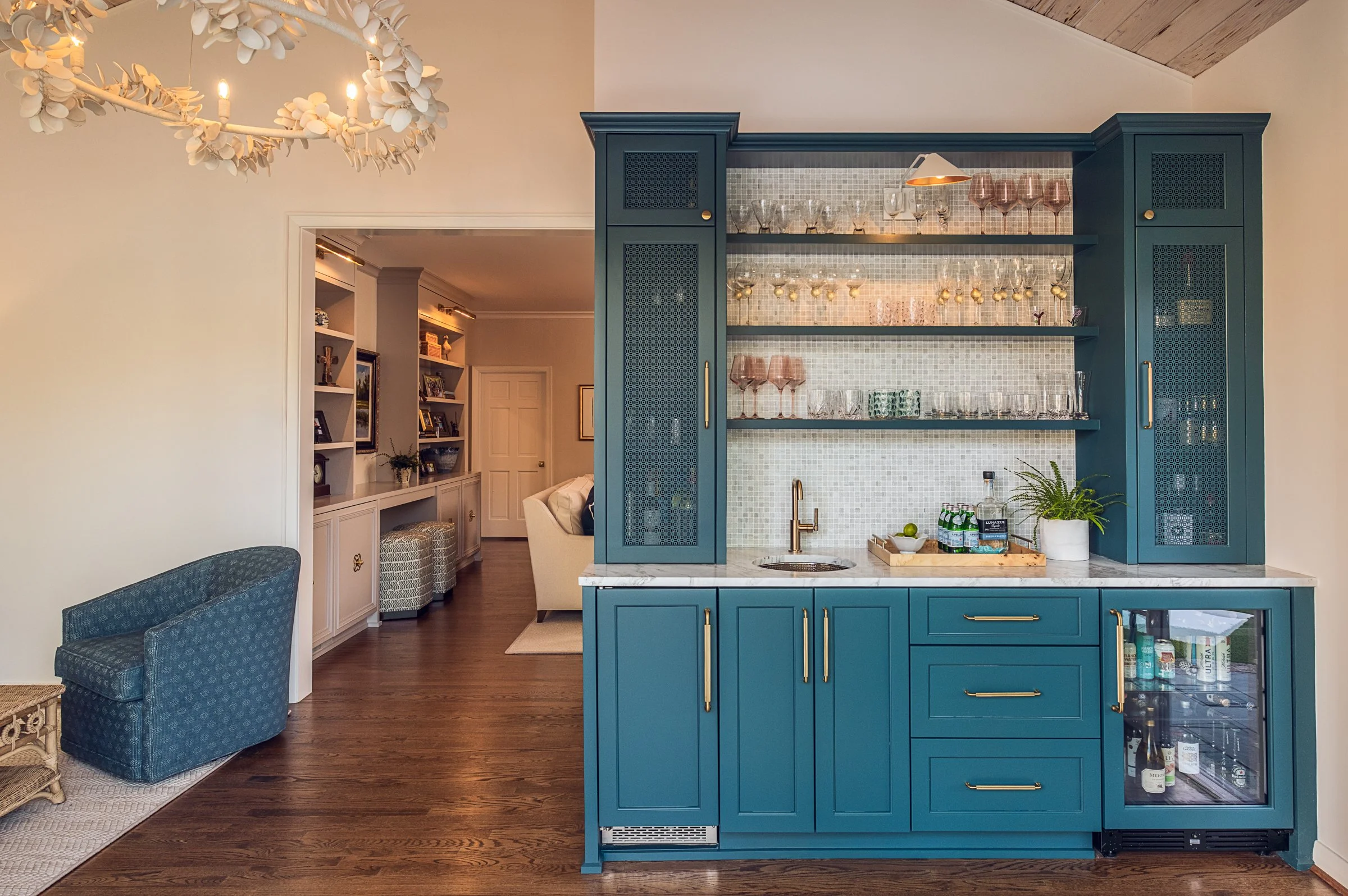 This luxury residential interior in Columbia, SC, designed by Westend Interiors and led by luxury interior designer Alisa Bunch, reflects a refined balance of texture, lighting, and curated furnishings. Photographed by Columbia and Charlotte-based ar