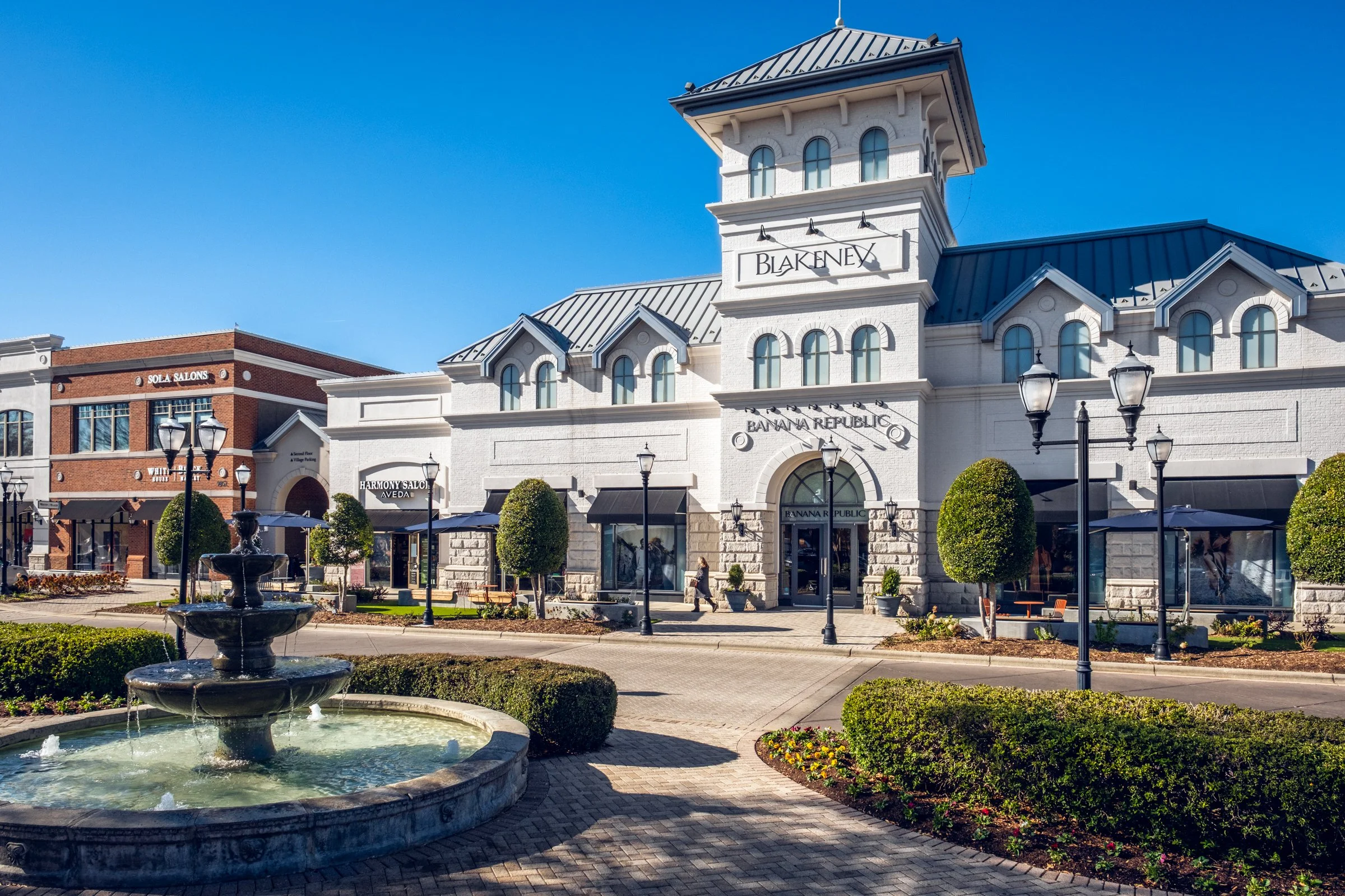 Jeni’s at Blakeney Town Center in Charlotte, North Carolina, designed by Cooper Carry, is a refined example of contemporary retail architecture that enhances both brand presence and pedestrian experience. This architectural photography series by Char