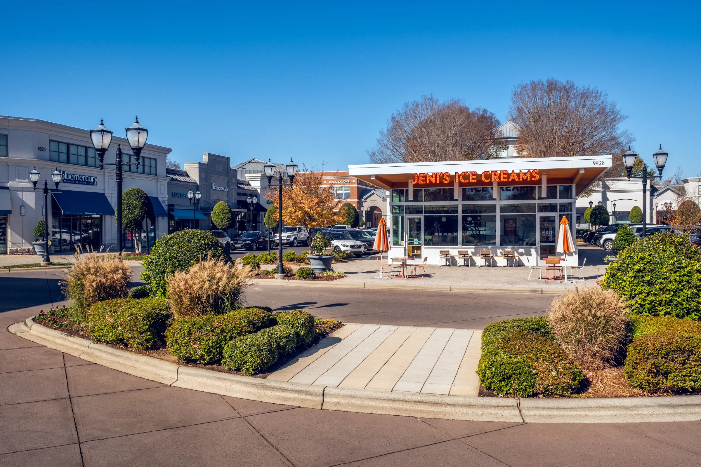 Jeni’s at Blakeney Town Center in Charlotte, North Carolina, designed by Cooper Carry, is a refined example of contemporary retail architecture that enhances both brand presence and pedestrian experience. This architectural photography series by Char