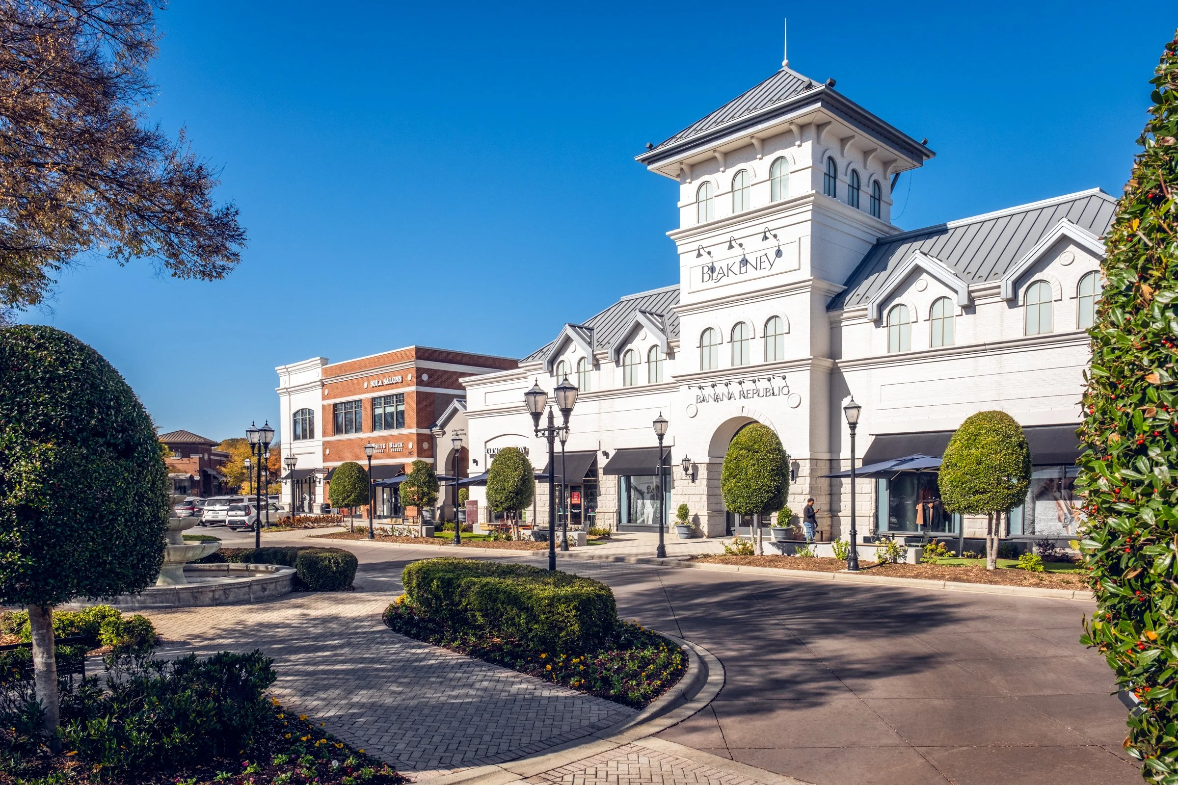 Jeni’s at Blakeney Town Center in Charlotte, North Carolina, designed by Cooper Carry, is a refined example of contemporary retail architecture that enhances both brand presence and pedestrian experience. This architectural photography series by Char
