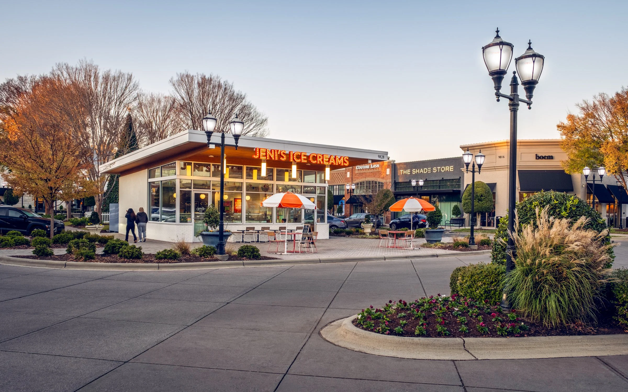 Jeni’s at Blakeney Town Center in Charlotte, North Carolina, designed by Cooper Carry, is a refined example of contemporary retail architecture that enhances both brand presence and pedestrian experience. This architectural photography series by Char
