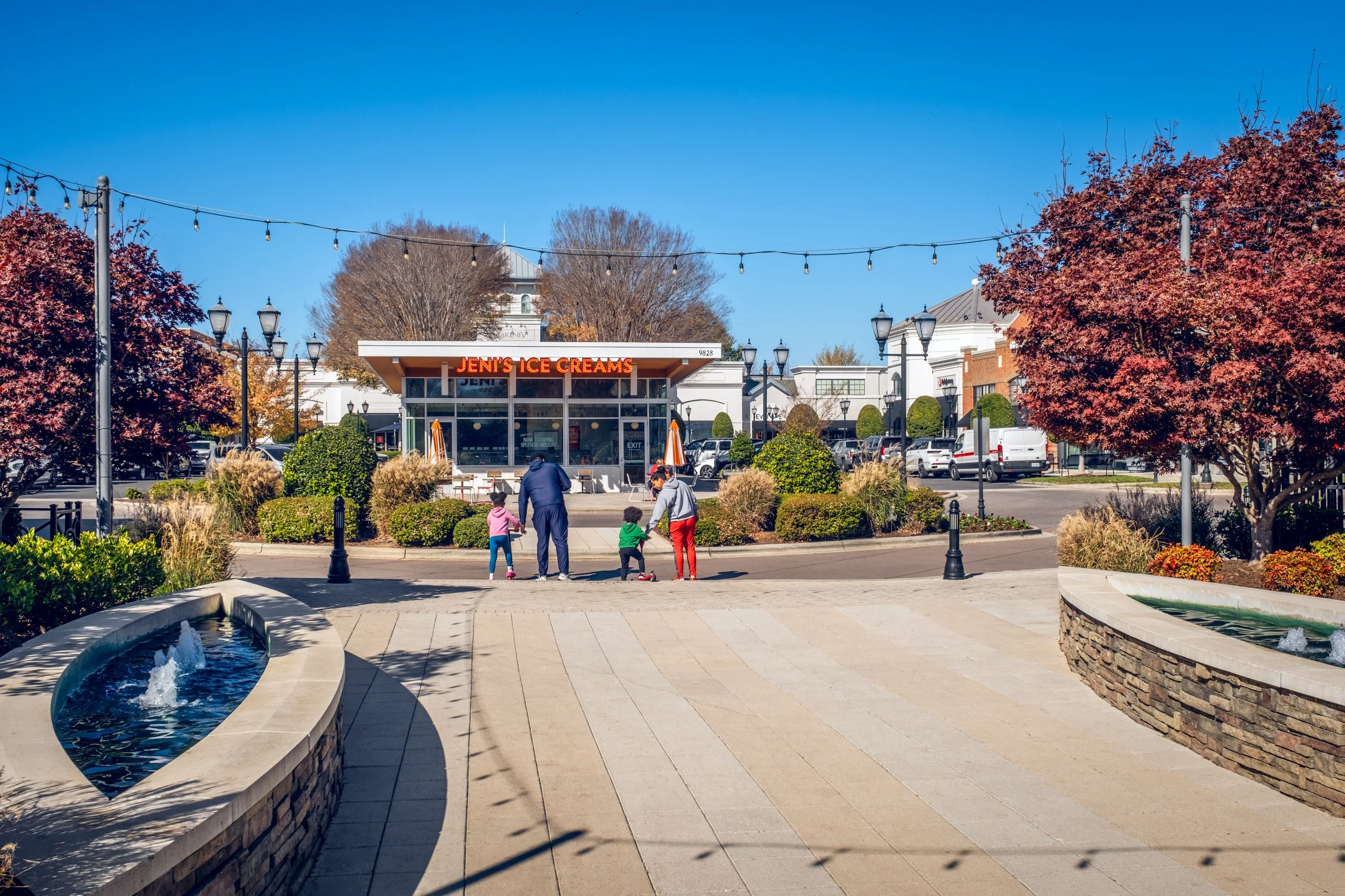 Jeni’s at Blakeney Town Center in Charlotte, North Carolina, designed by Cooper Carry, is a refined example of contemporary retail architecture that enhances both brand presence and pedestrian experience. This architectural photography series by Char