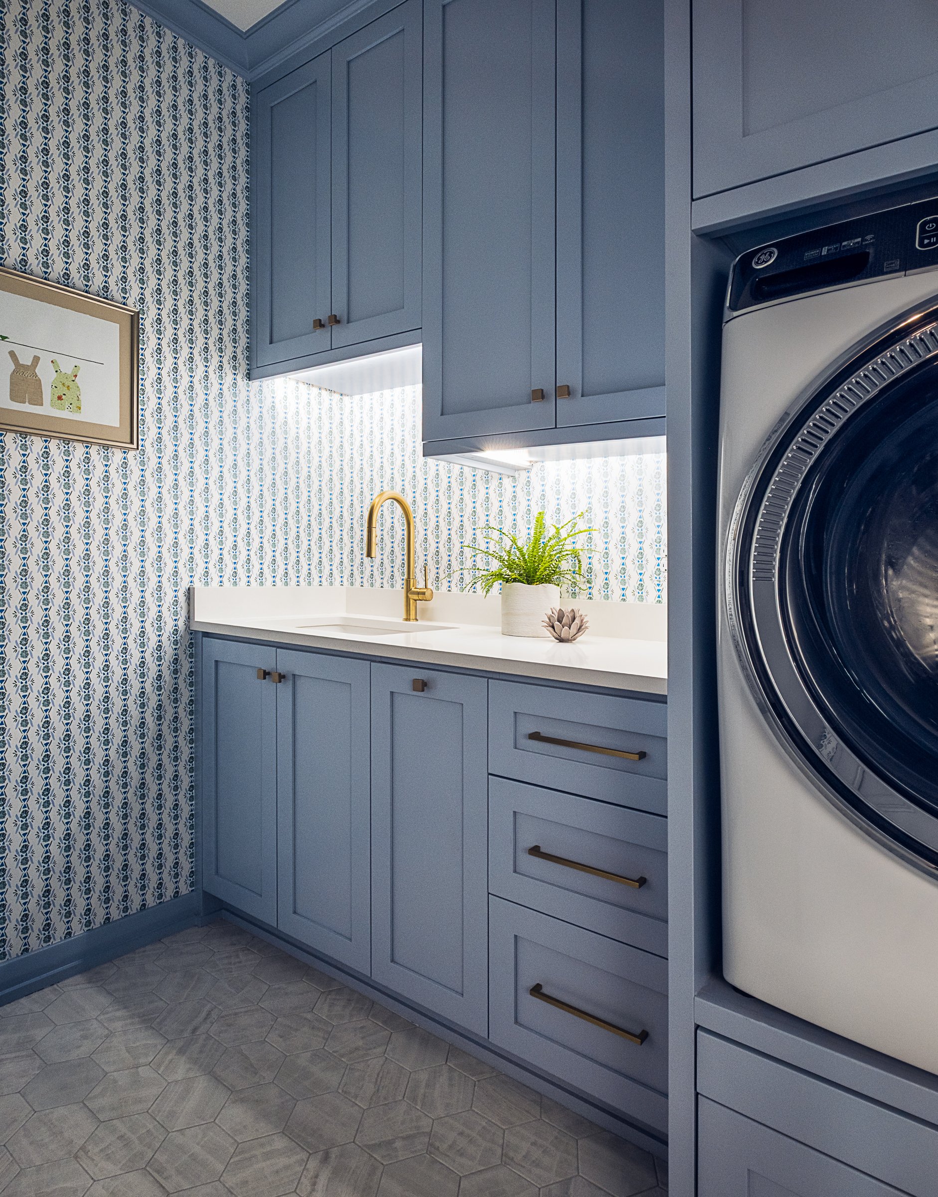 This luxury residential interior in Columbia, SC, designed by Westend Interiors and led by luxury interior designer Alisa Bunch, reflects a refined balance of texture, lighting, and curated furnishings. Photographed by Columbia and Charlotte-based ar