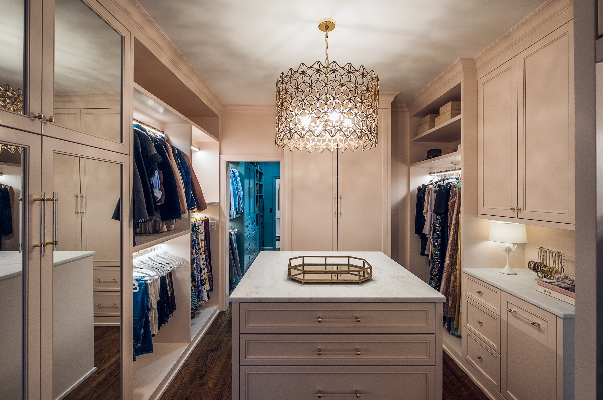 This luxury residential interior in Columbia, SC, designed by Westend Interiors and led by luxury interior designer Alisa Bunch, reflects a refined balance of texture, lighting, and curated furnishings. Photographed by Columbia and Charlotte-based ar