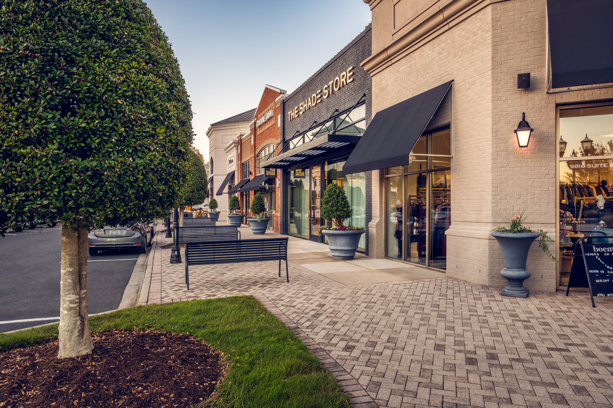 Jeni’s at Blakeney Town Center in Charlotte, North Carolina, designed by Cooper Carry, is a refined example of contemporary retail architecture that enhances both brand presence and pedestrian experience. This architectural photography series by Char