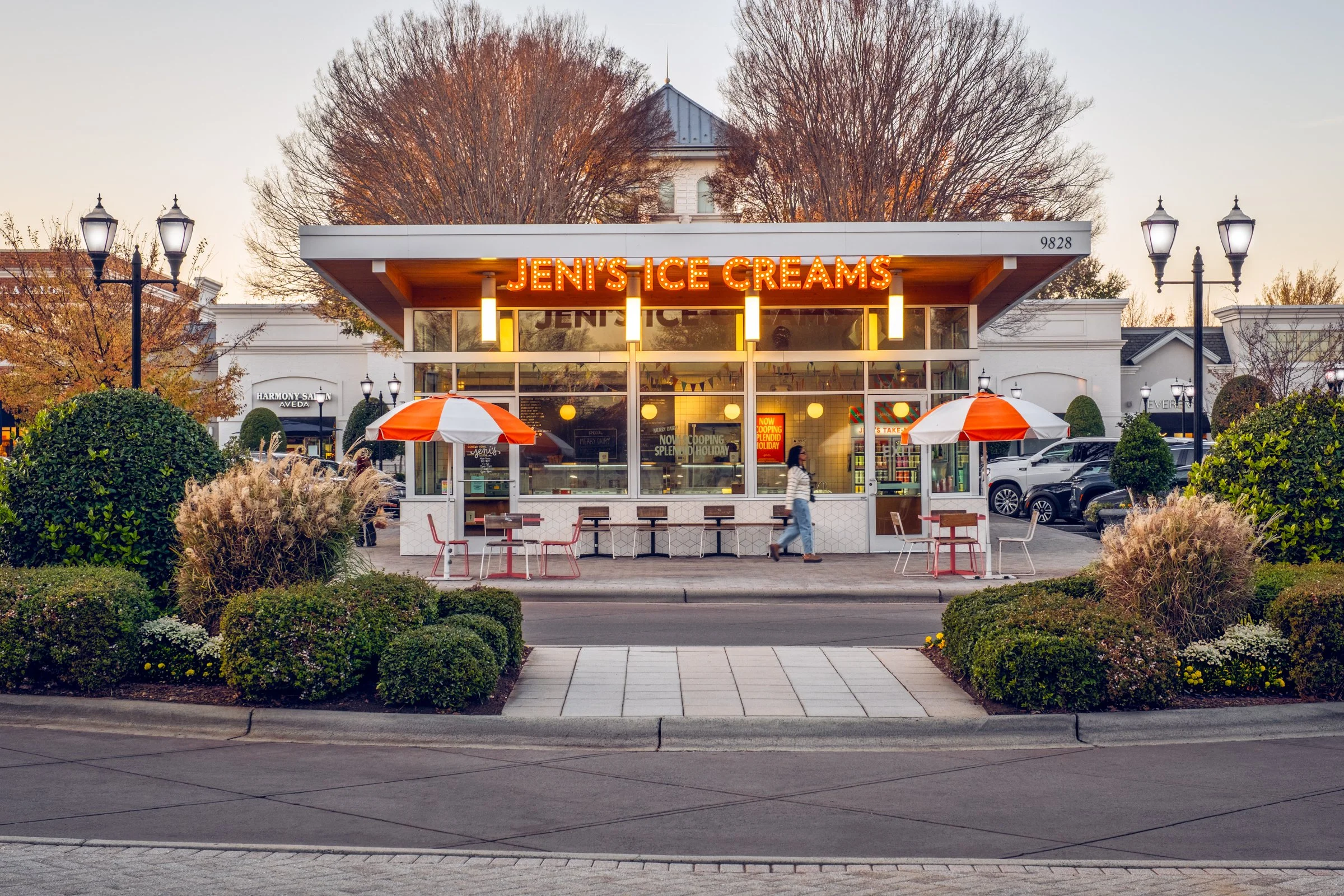 Jeni’s at Blakeney Town Center in Charlotte, North Carolina, designed by Cooper Carry, is a refined example of contemporary retail architecture that enhances both brand presence and pedestrian experience. This architectural photography series by Char