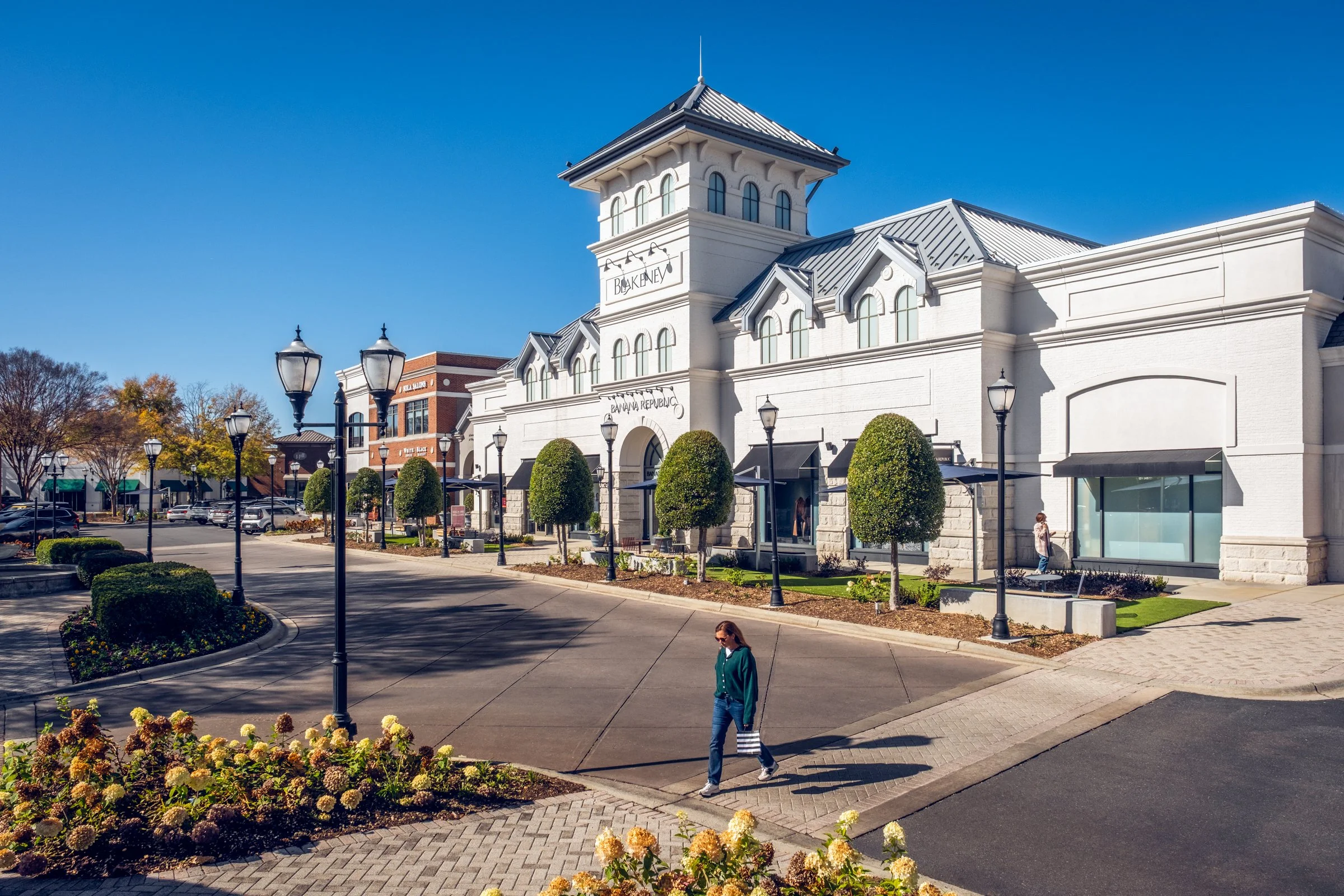 Jeni’s at Blakeney Town Center in Charlotte, North Carolina, designed by Cooper Carry, is a refined example of contemporary retail architecture that enhances both brand presence and pedestrian experience. This architectural photography series by Char